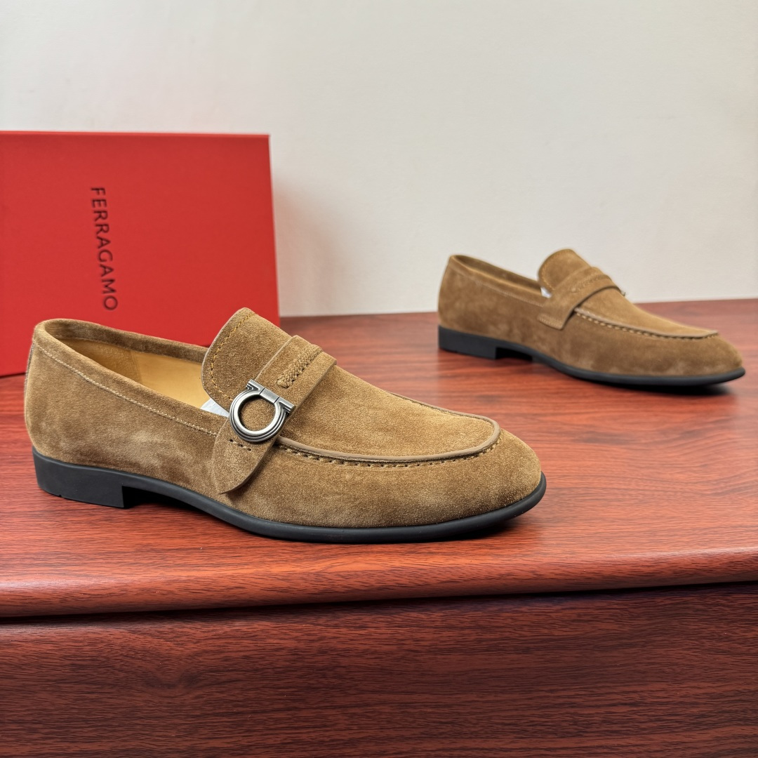 NO:831867,【Ferragamo】The new Ferragamo Gancini men’s leather loafers are now available!  This Gancini loafer is made of soft cow leather/imported suede cowhide, with fine and deep texture, showing a formal style. The back of the shoe is decorated with a stitched saddle strap, the side is decorated with titanium Gancini buckles, and the rubber sole is equipped with anti-slip rubber nails. It is lined with high-quality calf leather and is genuine leather.  Removable soft-soled insole, stitched edge decoration, white Ferragam printed letter logo badge details. Encrypted western-style stitching on the toe interface, and baked edge processing details, showing a beautiful custom style. See pictures for more details. The actual style is awesome. It is highly recommended to buy it. It comes with a full set of packaging!  Size 39-40-41-42-43-44 Leather shoe size (can be customized to 38.45.46) Item number F188191 suede brown,,ferragamo,ferragamo,loafers,cowhide19860909【Ferragamo】菲拉格慕 Gancini男士皮革乐福鞋新款出货！ 此款Gancini乐福鞋选用柔软牛皮革材质/进口反绒牛皮材质,纹理细腻深邃,尽显正装风范.鞋背饰有缝线鞋鞍饰带,侧面缀饰钛金属色Gancini扣饰,橡胶鞋底配以防滑橡胶钉.甄选优质小牛皮内衬,真皮可抽卸软底鞋垫,缝线包边装饰,白色Ferragam印刷字母logo徽章细节.鞋头接口出有加密西部风格缝线,焗边工艺处理细节,尽显美观定制风格,更多细节见图片,实物超赞款式,强力推荐入手,配全套包装！ 尺码39-40-41-42-43-44皮鞋尺码（可定制38.45.46） 货号F188191绒面 棕色,,ferragamo,ferragamo,loafers,cowhide,Men's shoes