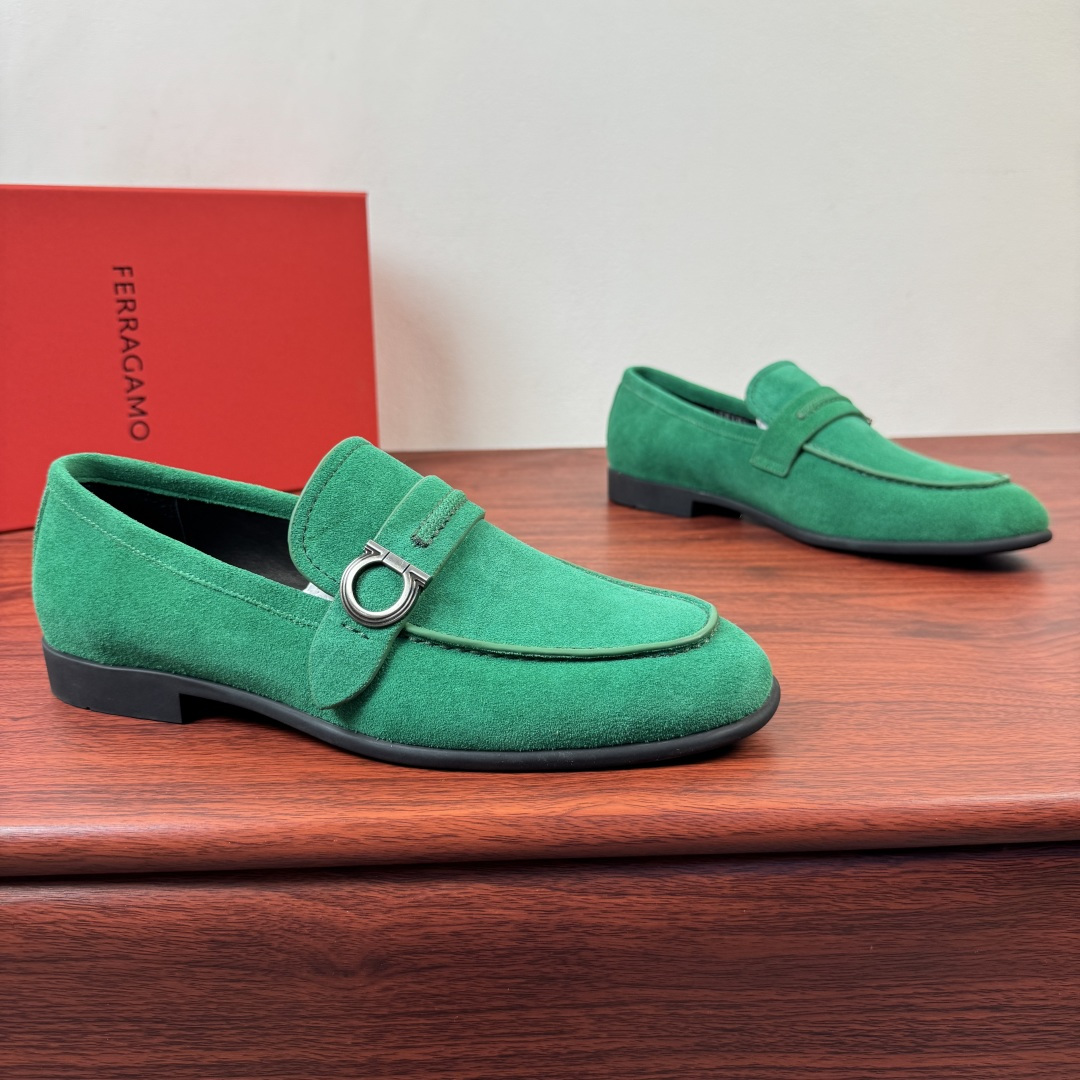 NO:831873,【Ferragamo】The new Ferragamo Gancini men’s leather loafers are now available!  This Gancini loafer is made of soft cow leather/imported suede cowhide, with fine and deep texture, showing a formal style. The back of the shoe is decorated with a stitched saddle strap, the side is decorated with titanium Gancini buckles, and the rubber sole is equipped with anti-slip rubber nails. It is lined with high-quality calf leather and is genuine leather.  Removable soft-soled insole, stitched edge decoration, white Ferragam printed letter logo badge details. Encrypted western-style stitching on the toe interface, and baked edge processing details, showing a beautiful custom style. See pictures for more details. The actual style is awesome. It is highly recommended to buy it. It comes with a full set of packaging!  Size 39-40-41-42-43-44 Leather shoe size (can be customized to 38.45.46) Item number F188191 suede green,,ferragamo,ferragamo,loafers,cowhide19860909【Ferragamo】菲拉格慕 Gancini男士皮革乐福鞋新款出货！ 此款Gancini乐福鞋选用柔软牛皮革材质/进口反绒牛皮材质,纹理细腻深邃,尽显正装风范.鞋背饰有缝线鞋鞍饰带,侧面缀饰钛金属色Gancini扣饰,橡胶鞋底配以防滑橡胶钉.甄选优质小牛皮内衬,真皮可抽卸软底鞋垫,缝线包边装饰,白色Ferragam印刷字母logo徽章细节.鞋头接口出有加密西部风格缝线,焗边工艺处理细节,尽显美观定制风格,更多细节见图片,实物超赞款式,强力推荐入手,配全套包装！ 尺码39-40-41-42-43-44皮鞋尺码（可定制38.45.46） 货号F188191绒面 绿色,,ferragamo,ferragamo,loafers,cowhide,Men's shoes