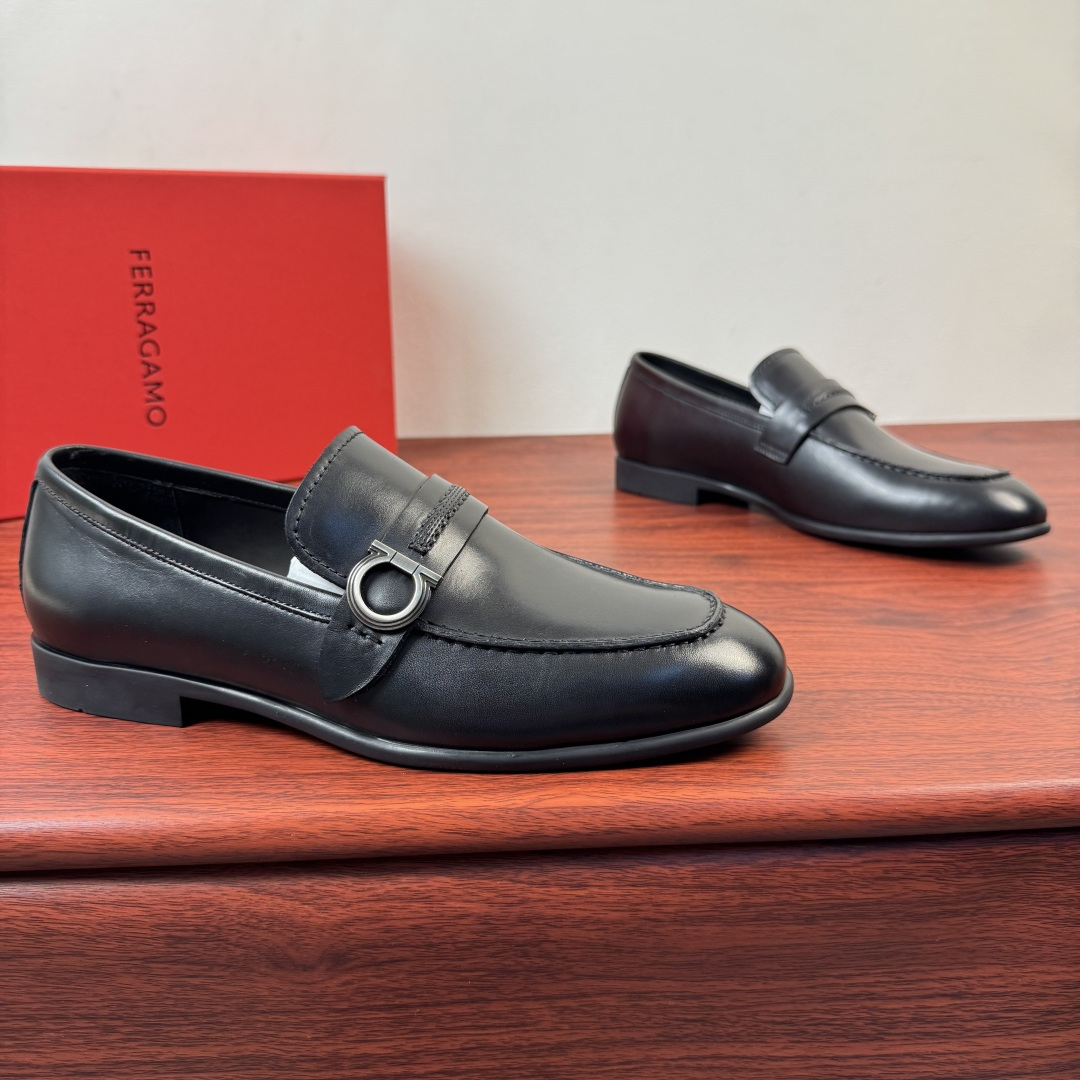 NO:831879,【Ferragamo】The new Ferragamo Gancini men’s leather loafers are now available!  This Gancini loafer is made of soft cow leather/imported suede cowhide, with fine and deep texture, showing a formal style. The back of the shoe is decorated with a stitched saddle strap, the side is decorated with titanium Gancini buckles, and the rubber sole is equipped with anti-slip rubber nails. It is lined with high-quality calf leather and is genuine leather.  Removable soft-soled insole, stitched edge decoration, white Ferragam printed letter logo badge details. Encrypted western-style stitching on the toe interface, and baked edge processing details, showing a beautiful custom style. See pictures for more details. The actual style is awesome. It is highly recommended to buy it. It comes with a full set of packaging!  Size 39-40-41-42-43-44 Leather shoe size (can be customized to 38.45.46) Item No. F188191 Cowhide, ferragamo, ferragamo, loafers, cowhide19860909【Ferragamo】菲拉格慕 Gancini男士皮革乐福鞋新款出货！ 此款Gancini乐福鞋选用柔软牛皮革材质/进口反绒牛皮材质,纹理细腻深邃,尽显正装风范.鞋背饰有缝线鞋鞍饰带,侧面缀饰钛金属色Gancini扣饰,橡胶鞋底配以防滑橡胶钉.甄选优质小牛皮内衬,真皮可抽卸软底鞋垫,缝线包边装饰,白色Ferragam印刷字母logo徽章细节.鞋头接口出有加密西部风格缝线,焗边工艺处理细节,尽显美观定制风格,更多细节见图片,实物超赞款式,强力推荐入手,配全套包装！ 尺码39-40-41-42-43-44皮鞋尺码（可定制38.45.46） 货号F188191 牛皮,,ferragamo,ferragamo,loafers,cowhide,Men's shoes