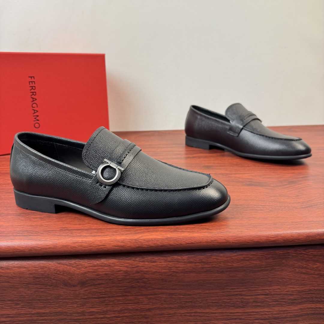 NO:831845,【Ferragamo】The new Ferragamo Gancini men’s leather loafers are now available!  This Gancini loafer is made of soft cow leather/imported suede cowhide, with fine and deep texture, showing a formal style. The back of the shoe is decorated with a stitched saddle strap, the side is decorated with titanium Gancini buckles, and the rubber sole is equipped with anti-slip rubber nails. It is lined with high-quality calf leather and is genuine leather.  Removable soft-soled insole, stitched edge decoration, white Ferragam printed letter logo badge details. Encrypted western-style stitching on the toe interface, and baked edge processing details, showing a beautiful custom style. See pictures for more details. The actual style is awesome. It is highly recommended to buy it. It comes with a full set of packaging!  Size 39-40-41-42-43-44 Leather shoe size (38.45.46 can be customized) Item No. F188191 Cross pattern,,ferragamo,ferragamo,loafers,cowhide19860909【Ferragamo】菲拉格慕 Gancini男士皮革乐福鞋新款出货！ 此款Gancini乐福鞋选用柔软牛皮革材质/进口反绒牛皮材质,纹理细腻深邃,尽显正装风范.鞋背饰有缝线鞋鞍饰带,侧面缀饰钛金属色Gancini扣饰,橡胶鞋底配以防滑橡胶钉.甄选优质小牛皮内衬,真皮可抽卸软底鞋垫,缝线包边装饰,白色Ferragam印刷字母logo徽章细节.鞋头接口出有加密西部风格缝线,焗边工艺处理细节,尽显美观定制风格,更多细节见图片,实物超赞款式,强力推荐入手,配全套包装！ 尺码39-40-41-42-43-44皮鞋尺码（可定制38.45.46） 货号F188191 十字纹,,ferragamo,ferragamo,loafers,cowhide,Men's shoes