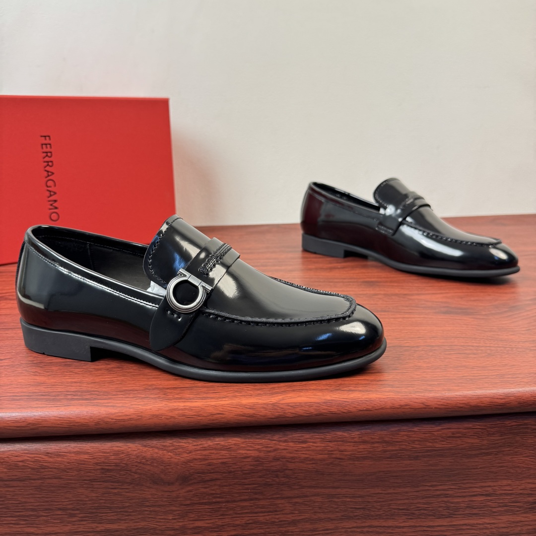 NO:831852,【Ferragamo】The new Ferragamo Gancini men’s leather loafers are now available!  This Gancini loafer is made of soft cow leather/imported suede cowhide, with fine and deep texture, showing a formal style. The back of the shoe is decorated with a stitched saddle strap, the side is decorated with titanium Gancini buckles, and the rubber sole is equipped with anti-slip rubber nails. It is lined with high-quality calf leather and is genuine leather.  Removable soft-soled insole, stitched edge decoration, white Ferragam printed letter logo badge details. Encrypted western-style stitching on the toe interface, and baked edge processing details, showing a beautiful custom style. See pictures for more details. The actual style is awesome. It is highly recommended to buy it. It comes with a full set of packaging!  Size 39-40-41-42-43-44 Leather shoe size (can be customized to 38.45.46) Item No. F188191 Open edge beads, ferragamo, ferragamo, loafers, cowhide19860909【Ferragamo】菲拉格慕 Gancini男士皮革乐福鞋新款出货！ 此款Gancini乐福鞋选用柔软牛皮革材质/进口反绒牛皮材质,纹理细腻深邃,尽显正装风范.鞋背饰有缝线鞋鞍饰带,侧面缀饰钛金属色Gancini扣饰,橡胶鞋底配以防滑橡胶钉.甄选优质小牛皮内衬,真皮可抽卸软底鞋垫,缝线包边装饰,白色Ferragam印刷字母logo徽章细节.鞋头接口出有加密西部风格缝线,焗边工艺处理细节,尽显美观定制风格,更多细节见图片,实物超赞款式,强力推荐入手,配全套包装！ 尺码39-40-41-42-43-44皮鞋尺码（可定制38.45.46） 货号F188191 开边珠,,ferragamo,ferragamo,loafers,cowhide,Men's shoes