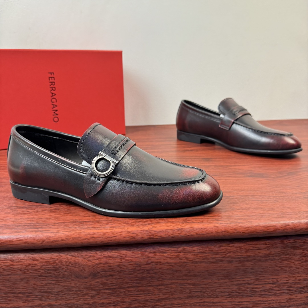 NO:831858,【Ferragamo】The new style of Ferragamo Gancini men's colored leather loafers is now available!  This Gancini loafer is made of soft cow leather, treated with color rubbing process, the texture is fine and deep, and the artistic function of the leather is highlighted, showing a formal style. The back of the shoe is decorated with a stitched saddle strap, the side is decorated with titanium Gancini buckles, and the rubber sole is equipped with non-slip rubber nails. The inner part of the leather is selected from high-quality calf leather  Lining, genuine leather removable soft-soled insole, stitched edge decoration, white Ferragam printed letter logo badge details. The toe interface has encrypted western-style stitching, and the details are processed by the baked edge process, showing a beautiful and customized style. See the pictures for more details. The actual style is awesome. It is highly recommended to buy it. It comes with a full set of packaging!  Size 39-40-41-42-43-44 Leather shoe size (can be customized to 38.45.46) Item No. F188191 Burgundy,,ferragamo,ferragamo,loafers,cowhide19860909【Ferragamo】菲拉格慕 Gancini男士擦色皮革乐福鞋新款出货！ 此款Gancini乐福鞋选用柔软牛皮革材质,擦色工艺处理,纹理细腻深邃,皮料艺术性机能凸显,尽显正装风范.鞋背饰有缝线鞋鞍饰带,侧面缀饰钛金属色Gancini扣饰,橡胶鞋底配以防滑橡胶钉.甄选优质小牛皮内衬,真皮可抽卸软底鞋垫,缝线包边装饰,白色Ferragam印刷字母logo徽章细节.鞋头接口出有加密西部风格缝线,焗边工艺处理细节,尽显美观定制风格,更多细节见图片,实物超赞款式,强力推荐入手,配全套包装！ 尺码39-40-41-42-43-44皮鞋尺码（可定制38.45.46） 货号F188191 酒红,,ferragamo,ferragamo,loafers,cowhide,Men's shoes