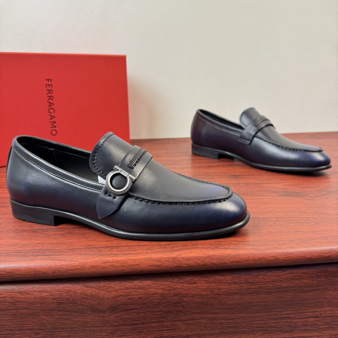 NO:831864,【Ferragamo】The new style of Ferragamo Gancini men's colored leather loafers is now available!  This Gancini loafer is made of soft cow leather, treated with color rubbing process, the texture is fine and deep, and the artistic function of the leather is highlighted, showing a formal style. The back of the shoe is decorated with a stitched saddle strap, the side is decorated with titanium Gancini buckles, and the rubber sole is equipped with non-slip rubber nails. The inner part of the leather is selected from high-quality calf leather  Lining, genuine leather removable soft-soled insole, stitched edge decoration, white Ferragam printed letter logo badge details. The toe interface has encrypted western-style stitching, and the details are processed by the baked edge process, showing a beautiful and customized style. See the pictures for more details. The actual style is awesome. It is highly recommended to buy it. It comes with a full set of packaging!  Size 39-40-41-42-43-44 Leather shoe size (38.45.46 can be customized) Item No. F188191 Blue,,ferragamo,ferragamo,loafers,cowhide19860909【Ferragamo】菲拉格慕 Gancini男士擦色皮革乐福鞋新款出货！ 此款Gancini乐福鞋选用柔软牛皮革材质,擦色工艺处理,纹理细腻深邃,皮料艺术性机能凸显,尽显正装风范.鞋背饰有缝线鞋鞍饰带,侧面缀饰钛金属色Gancini扣饰,橡胶鞋底配以防滑橡胶钉.甄选优质小牛皮内衬,真皮可抽卸软底鞋垫,缝线包边装饰,白色Ferragam印刷字母logo徽章细节.鞋头接口出有加密西部风格缝线,焗边工艺处理细节,尽显美观定制风格,更多细节见图片,实物超赞款式,强力推荐入手,配全套包装！ 尺码39-40-41-42-43-44皮鞋尺码（可定制38.45.46） 货号F188191 蓝色,,ferragamo,ferragamo,loafers,cowhide,Men's shoes