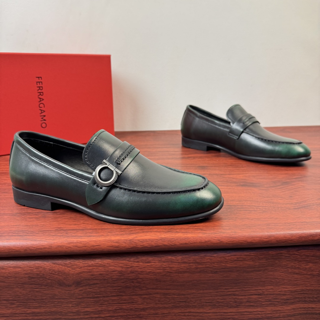 NO:831870,【Ferragamo】The new style of Ferragamo Gancini men's colored leather loafers is now available!  This Gancini loafer is made of soft cow leather, treated with color rubbing process, the texture is fine and deep, and the artistic function of the leather is highlighted, showing a formal style. The back of the shoe is decorated with a stitched saddle strap, the side is decorated with titanium Gancini buckles, and the rubber sole is equipped with non-slip rubber nails. The inner part of the leather is selected from high-quality calf leather  Lining, genuine leather removable soft-soled insole, stitched edge decoration, white Ferragam printed letter logo badge details. The toe interface has encrypted western-style stitching, and the details are processed by the baked edge process, showing a beautiful and customized style. See the pictures for more details. The actual style is awesome. It is highly recommended to buy it. It comes with a full set of packaging!  Size 39-40-41-42-43-44 Leather shoe size (can be customized to 38.45.46) Item No. F188191 Green,,ferragamo,ferragamo,loafers,cowhide19860909【Ferragamo】菲拉格慕 Gancini男士擦色皮革乐福鞋新款出货！ 此款Gancini乐福鞋选用柔软牛皮革材质,擦色工艺处理,纹理细腻深邃,皮料艺术性机能凸显,尽显正装风范.鞋背饰有缝线鞋鞍饰带,侧面缀饰钛金属色Gancini扣饰,橡胶鞋底配以防滑橡胶钉.甄选优质小牛皮内衬,真皮可抽卸软底鞋垫,缝线包边装饰,白色Ferragam印刷字母logo徽章细节.鞋头接口出有加密西部风格缝线,焗边工艺处理细节,尽显美观定制风格,更多细节见图片,实物超赞款式,强力推荐入手,配全套包装！ 尺码39-40-41-42-43-44皮鞋尺码（可定制38.45.46） 货号F188191 绿色,,ferragamo,ferragamo,loafers,cowhide,Men's shoes