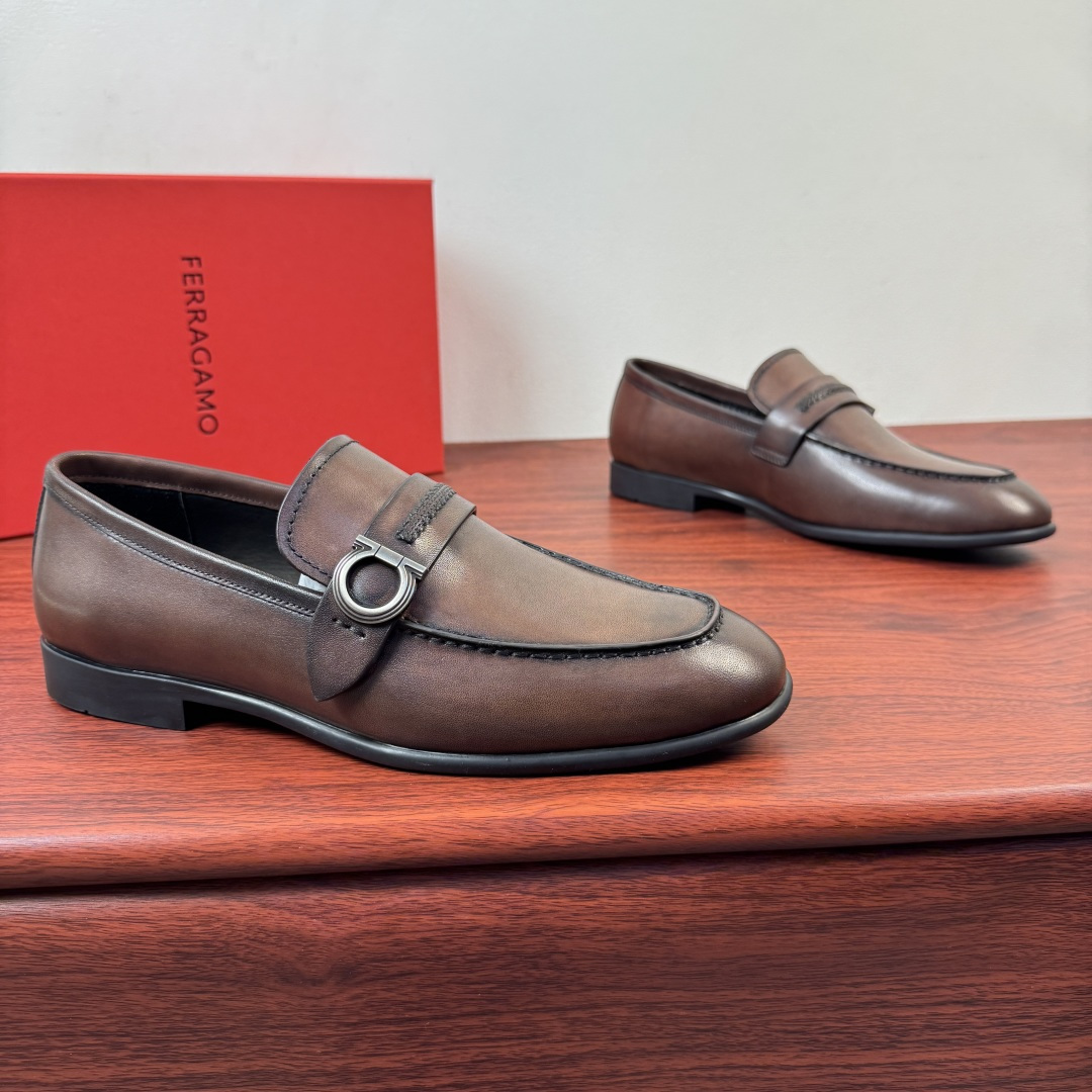 NO:831876,【Ferragamo】The new style of Ferragamo Gancini men's colored leather loafers is now available!  This Gancini loafer is made of soft cow leather, treated with color rubbing process, the texture is fine and deep, and the artistic function of the leather is highlighted, showing a formal style. The back of the shoe is decorated with a stitched saddle strap, the side is decorated with titanium Gancini buckles, and the rubber sole is equipped with non-slip rubber nails. The inner part of the leather is selected from high-quality calf leather  Lining, genuine leather removable soft-soled insole, stitched edge decoration, white Ferragam printed letter logo badge details. The toe interface has encrypted western-style stitching, and the details are processed by the baked edge process, showing a beautiful and customized style. See the pictures for more details. The actual style is awesome. It is highly recommended to buy it. It comes with a full set of packaging!  Size 39-40-41-42-43-44 Leather shoe size (can be customized to 38.45.46) Item No. F188191 Brown,,ferragamo,ferragamo,loafers,cowhide19860909【Ferragamo】菲拉格慕 Gancini男士擦色皮革乐福鞋新款出货！ 此款Gancini乐福鞋选用柔软牛皮革材质,擦色工艺处理,纹理细腻深邃,皮料艺术性机能凸显,尽显正装风范.鞋背饰有缝线鞋鞍饰带,侧面缀饰钛金属色Gancini扣饰,橡胶鞋底配以防滑橡胶钉.甄选优质小牛皮内衬,真皮可抽卸软底鞋垫,缝线包边装饰,白色Ferragam印刷字母logo徽章细节.鞋头接口出有加密西部风格缝线,焗边工艺处理细节,尽显美观定制风格,更多细节见图片,实物超赞款式,强力推荐入手,配全套包装！ 尺码39-40-41-42-43-44皮鞋尺码（可定制38.45.46） 货号F188191 咖色,,ferragamo,ferragamo,loafers,cowhide,Men's shoes