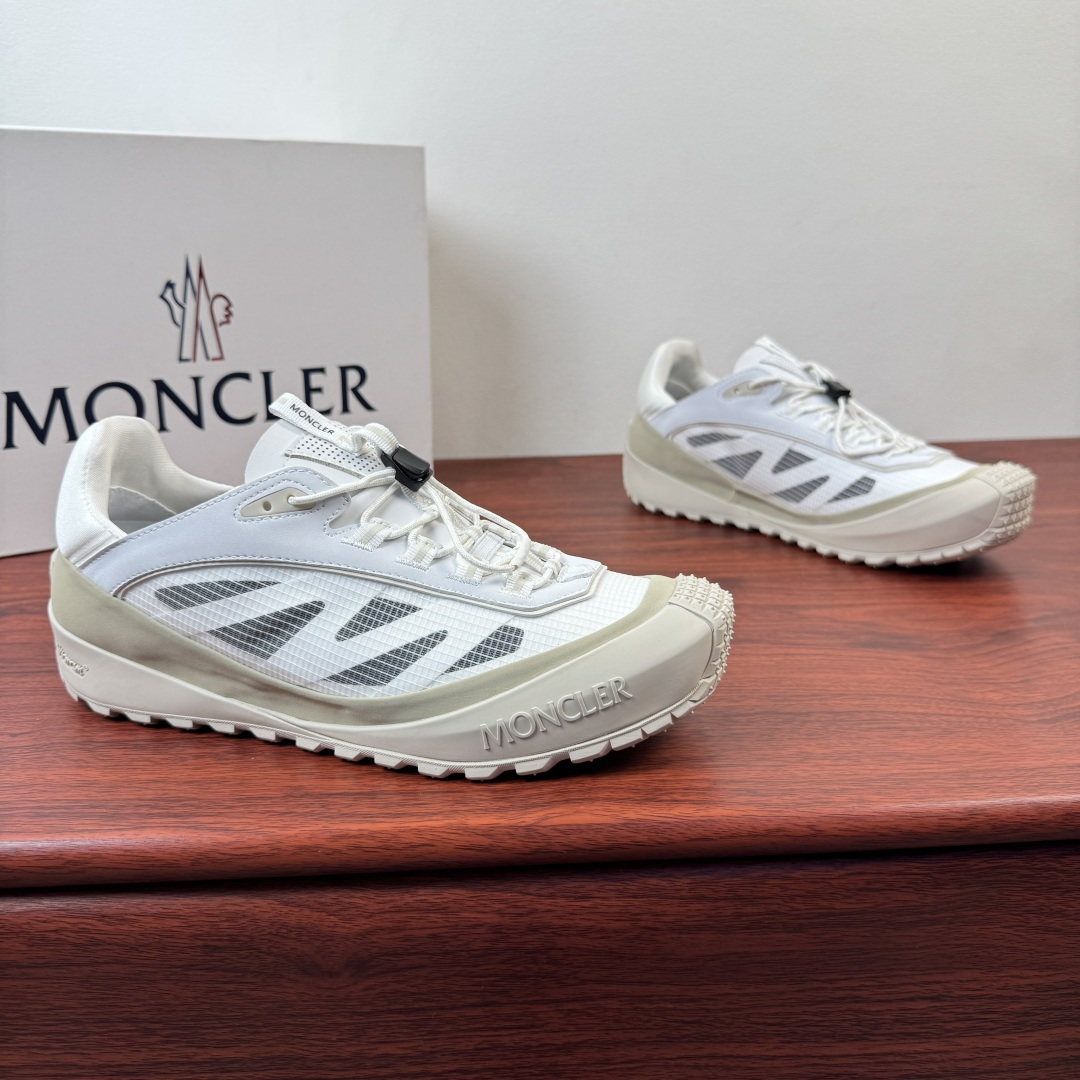 NO:832202,Batch Moncler/Moncler (same style as celebrities) Trailgrip LP men's cowhide split leather sneakers!  Trailgrip  LP sneakers combine comfort and stability, ideal for an active life. Practical low-top style, upper made of cow split leather and soft fabric. Mesh-lined OrthoLite insole. Lace-up style, lightweight TPU rubber sole, EVA midsole  Bringing flexibility and light texture, the easy-to-clean OrthoLite insoles enhance the permeability of the shoes and provide comfortable cushioning effect. The sole height is 3.5 cm, which is versatile and comfortable for the upper foot. Multiple colors are available to meet different matching needs. See the order picture for a complete set of packaging!  Size 39-40-41-42-43-44 leather shoe size (can be customized to 38.45.) Item number M6068 mesh white, loro piana, Moncler, sneakers19860909批 Moncler/盟可睐（明星同款）Trailgrip LP男士牛剖层革运动鞋 ！ Trailgrip LP运动鞋兼具舒适性和稳定性,是动感生活的理想选择.实用低帮款式,鞋面采用牛剖层革与柔软面料制成.网眼衬里OrthoLite鞋垫.系带款式,轻质TPU橡胶鞋底,EVA中底带来灵活和轻盈质感,易于清洗的OrthoLite鞋垫增强鞋履的通透性并提供舒适的缓冲效果.鞋底高度3.5厘米上脚百搭休闲舒适,多色可选满足不同搭配需求,配全套包装见下单图！ 尺码39-40-41-42-43-44皮鞋尺码（可定制38.45.） 货号M6068网面 白色,,loro piana,Moncler,sneakers,Men's shoes