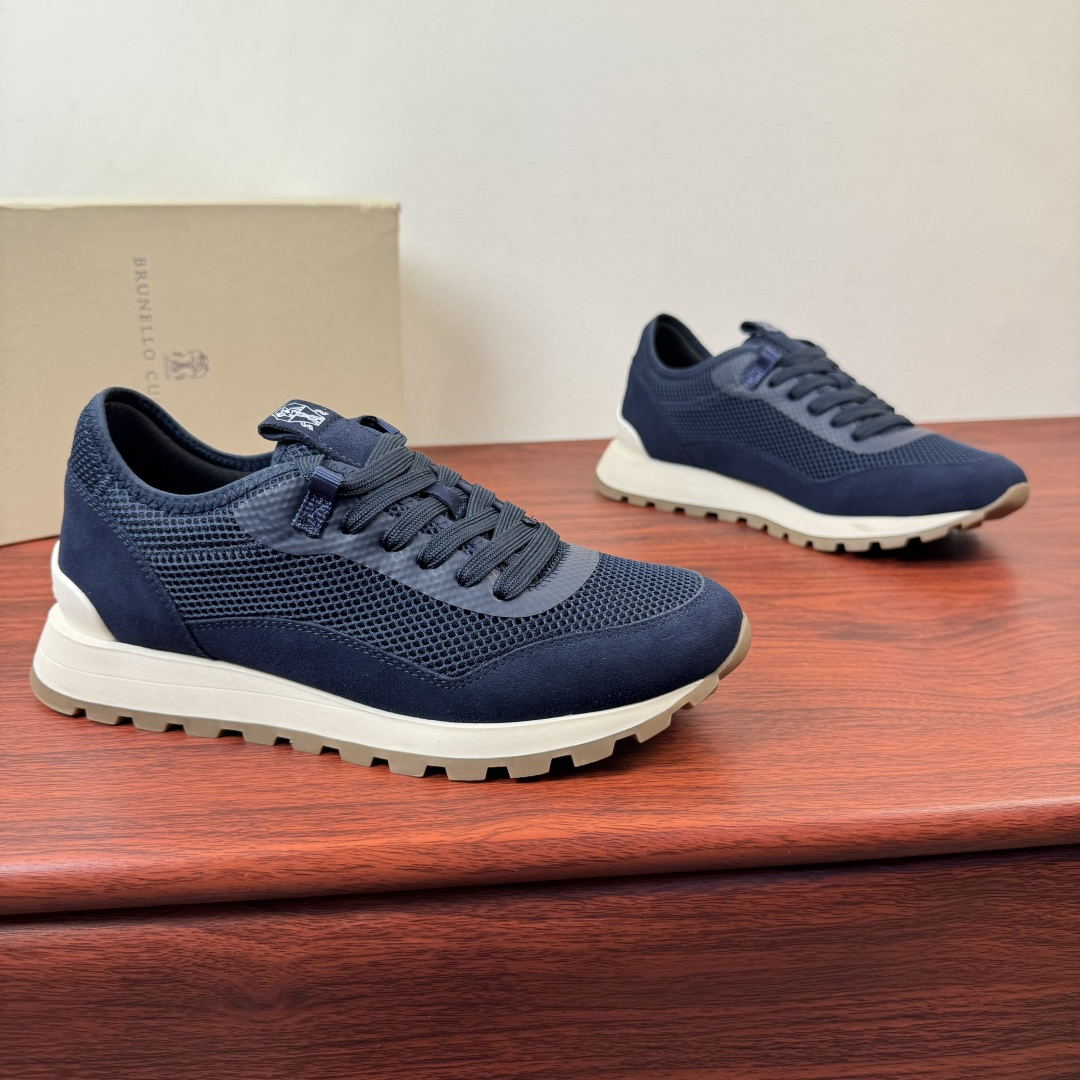 NO:832193,Batch Brunello Cucinelli mesh casual sneakers｜Low-key luxury choice!  Originating from a prestigious Italian brand, this pair of shoes has the word 'texture' engraved into the details. The breathable mesh is spliced with fine suede, which combines summer refreshing and high-end touch, and will not make you sweaty after long-term wear. The silhouette of the retro jogging shoe is matched with a lightweight non-slip thick sole, which creates a sense of relaxation on the upper foot.  Suitable for both hard work and leisure. Available in four colors: black/navy blue/white/grey, it is unobtrusive yet elegant, and is a daily necessity for low-key men. Whether it is worn with jeans or casual pants, it can be easily worn with a relaxed and high-end feel, and it is decent for keeping as a gift. Full package!  Size 39-40-41-42-43-44 leather shoe size (can be customized to 38.45.) Item number 20139-1 blue, brunello cucinelli, sneakers, jeans19860909批 Brunello Cucinelli 网面休闲运动鞋｜低调奢选！ 源自意大利殿堂级品牌,这双鞋把「质感」二字刻进了细节里.透气网面拼接细腻反绒皮,兼顾夏日清爽与高级触感,久穿不闷汗.复古慢跑鞋轮廓搭配轻量防滑厚底,上脚自带松弛感,通勤、休闲都能hold住.黑/藏蓝/白/灰四色可选,不张扬却自带贵气,是低调型男的日常刚需.无论是搭牛仔裤还是休闲裤,都能轻松穿出松弛高级感,自留送礼都体面.全套包装！ 尺码39-40-41-42-43-44皮鞋尺码（可定制38.45.） 货号20139-1 蓝色,,brunello cucinelli,sneakers,jeans,Men's shoes