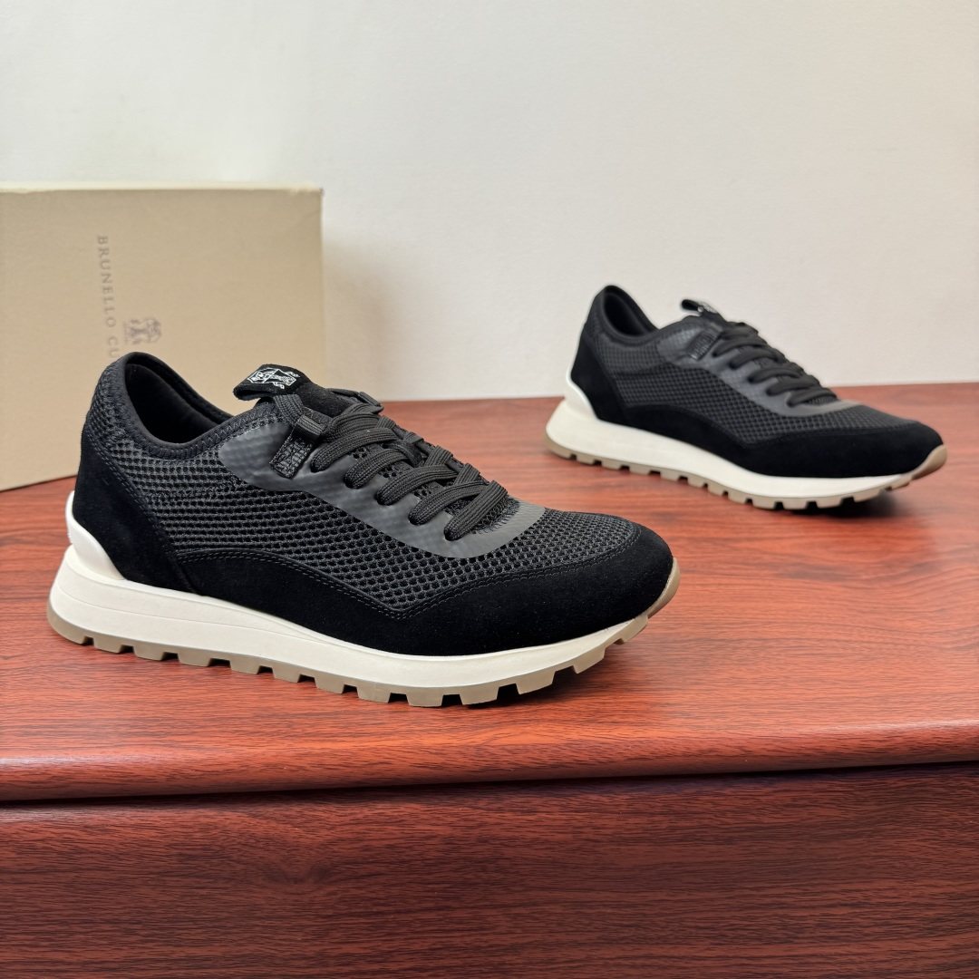NO:832201,Batch Brunello Cucinelli mesh casual sneakers｜Low-key luxury choice!  Originating from a prestigious Italian brand, this pair of shoes has the word 'texture' engraved into the details. The breathable mesh is spliced with fine suede, which combines summer refreshing and high-end touch, and will not make you sweaty after long-term wear. The silhouette of the retro jogging shoe is matched with a lightweight non-slip thick sole, which creates a sense of relaxation on the upper foot.  Suitable for both hard work and leisure. Available in four colors: black/navy blue/white/grey, it is unobtrusive yet elegant, and is a daily necessity for low-key men. Whether it is worn with jeans or casual pants, it can be easily worn with a relaxed and high-end feel, and it is decent for keeping as a gift. Full package!  Size 39-40-41-42-43-44 leather shoe size (can be customized to 38.45.) Item number 20139-1 black, brunello cucinelli, sneakers, jeans19860909批 Brunello Cucinelli 网面休闲运动鞋｜低调奢选！ 源自意大利殿堂级品牌,这双鞋把「质感」二字刻进了细节里.透气网面拼接细腻反绒皮,兼顾夏日清爽与高级触感,久穿不闷汗.复古慢跑鞋轮廓搭配轻量防滑厚底,上脚自带松弛感,通勤、休闲都能hold住.黑/藏蓝/白/灰四色可选,不张扬却自带贵气,是低调型男的日常刚需.无论是搭牛仔裤还是休闲裤,都能轻松穿出松弛高级感,自留送礼都体面.全套包装！ 尺码39-40-41-42-43-44皮鞋尺码（可定制38.45.） 货号20139-1 黑色,,brunello cucinelli,sneakers,jeans,Men's shoes
