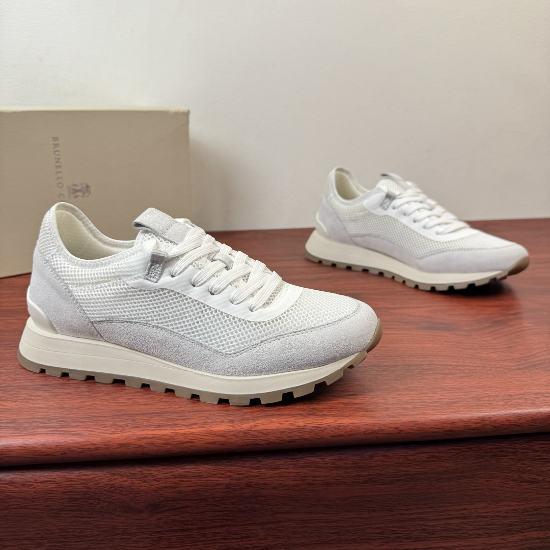 NO:832034,Batch Brunello Cucinelli mesh casual sneakers｜Low-key luxury choice!  Originating from a prestigious Italian brand, this pair of shoes has the word 'texture' engraved into the details. The breathable mesh is spliced with fine suede, which combines summer refreshing and high-end touch, and will not make you sweaty after long-term wear. The silhouette of the retro jogging shoe is matched with a lightweight non-slip thick sole, which creates a sense of relaxation on the upper foot.  Suitable for both hard work and leisure. Available in four colors: black/navy blue/white/grey, it is unobtrusive yet elegant, and is a daily necessity for low-key men. Whether it is worn with jeans or casual pants, it can be easily worn with a relaxed and high-end feel, and it is decent for keeping as a gift. Full package!  Size 39-40-41-42-43-44 leather shoe size (can be customized to 38.45.) Item number 20139-1 white, brunello cucinelli, sneakers, jeans19860909批 Brunello Cucinelli 网面休闲运动鞋｜低调奢选！ 源自意大利殿堂级品牌,这双鞋把「质感」二字刻进了细节里.透气网面拼接细腻反绒皮,兼顾夏日清爽与高级触感,久穿不闷汗.复古慢跑鞋轮廓搭配轻量防滑厚底,上脚自带松弛感,通勤、休闲都能hold住.黑/藏蓝/白/灰四色可选,不张扬却自带贵气,是低调型男的日常刚需.无论是搭牛仔裤还是休闲裤,都能轻松穿出松弛高级感,自留送礼都体面.全套包装！ 尺码39-40-41-42-43-44皮鞋尺码（可定制38.45.） 货号20139-1 白色,,brunello cucinelli,sneakers,jeans,Men's shoes