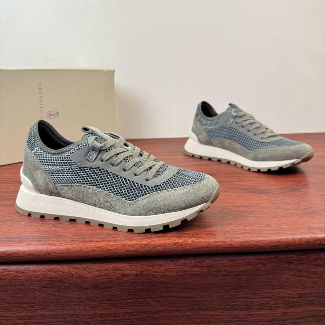 NO:832038,Batch Brunello Cucinelli mesh casual sneakers｜Low-key luxury choice!  Originating from a prestigious Italian brand, this pair of shoes has the word 'texture' engraved into the details. The breathable mesh is spliced with fine suede, which combines summer refreshing and high-end touch, and will not make you sweaty after long-term wear. The silhouette of the retro jogging shoe is matched with a lightweight non-slip thick sole, which creates a sense of relaxation on the upper foot.  Suitable for both hard work and leisure. Available in four colors: black/navy blue/white/grey, it is unobtrusive yet elegant, and is a daily necessity for low-key men. Whether it is worn with jeans or casual pants, it can be easily worn with a relaxed and high-end feel, and it is decent for keeping as a gift. Full package!  Size 39-40-41-42-43-44 leather shoe size (can be customized to 38.45.) Item number 20139-1 gray, brunello cucinelli, sneakers, jeans19860909批 Brunello Cucinelli 网面休闲运动鞋｜低调奢选！ 源自意大利殿堂级品牌,这双鞋把「质感」二字刻进了细节里.透气网面拼接细腻反绒皮,兼顾夏日清爽与高级触感,久穿不闷汗.复古慢跑鞋轮廓搭配轻量防滑厚底,上脚自带松弛感,通勤、休闲都能hold住.黑/藏蓝/白/灰四色可选,不张扬却自带贵气,是低调型男的日常刚需.无论是搭牛仔裤还是休闲裤,都能轻松穿出松弛高级感,自留送礼都体面.全套包装！ 尺码39-40-41-42-43-44皮鞋尺码（可定制38.45.） 货号20139-1 灰色,,brunello cucinelli,sneakers,jeans,Men's shoes
