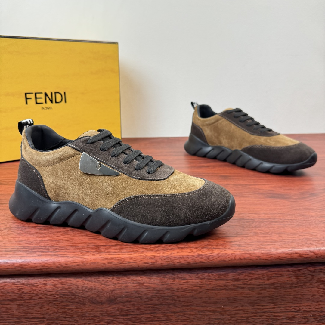 NO:831710,【FENDI】Fendi men's contrast leather casual sneakers!  Reshape the urban style with Italian aesthetics. Select fine cow suede spliced smooth leather, the layered texture is high-end and unobtrusive, and the F-marked metal ornaments on the side of the shoe are embellished with iconic details, revealing the brand's heritage in a low-key manner. The technical mesh lining is matched with genuine leather insoles, and the lightweight non-slip rubber outsole is durable.  Walking is not tiring, the foot feels light, and it is suitable for commuting, business, and leisure. Low-saturated colors such as blue, black, and tan are versatile and easy to choose. The neat shoe shape modifies the leg shape, making it easy to control daily and light business occasions. It is an indispensable quality choice for mature men's wardrobe. Comes with a full set of packaging!  Size 39-40-41-42-43-44 leather shoe size (38.45.46 can be customized),, fendi, fendi, sneakers19860909【FENDI】芬迪 男士撞色皮革休闲运动鞋！ 以意式美学重塑都市型格.甄选细腻牛反绒拼接光面皮革,层次质感高级不张扬,鞋侧F标金属饰件点缀标志性细节,低调中流露品牌底蕴.科技网布内里搭配真皮鞋垫,轻量化防滑橡胶大底,久走不累脚感轻盈,适配通勤、商务、休闲多场景穿搭.蓝黑、棕褐等低饱和配色百搭不挑衣,利落鞋型修饰腿型,轻松驾驭日常与轻商务场合,是成熟男士衣柜里不可或缺的质感之选.配全套包装！ 尺码39-40-41-42-43-44皮鞋尺码（可定制38.45.46）,,fendi,fendi,sneakers,Men's shoes