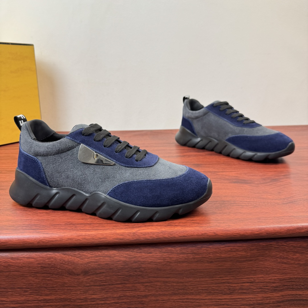NO:831720,【FENDI】Fendi men's contrast leather casual sneakers!  Reshape the urban style with Italian aesthetics. Select fine cow suede spliced smooth leather, the layered texture is high-end and unobtrusive, and the F-marked metal ornaments on the side of the shoe are embellished with iconic details, revealing the brand's heritage in a low-key manner. The technical mesh lining is matched with genuine leather insoles, and the lightweight non-slip rubber outsole is durable.  Walking is not tiring, the foot feels light, and it is suitable for commuting, business, and leisure. Low-saturated colors such as blue, black, and tan are versatile and easy to choose. The neat shoe shape modifies the leg shape, making it easy to control daily and light business occasions. It is an indispensable quality choice for mature men's wardrobe. Comes with a full set of packaging!  Size 39-40-41-42-43-44 leather shoe size (38.45.46 can be customized),, fendi, fendi, sneakers19860909【FENDI】芬迪 男士撞色皮革休闲运动鞋！ 以意式美学重塑都市型格.甄选细腻牛反绒拼接光面皮革,层次质感高级不张扬,鞋侧F标金属饰件点缀标志性细节,低调中流露品牌底蕴.科技网布内里搭配真皮鞋垫,轻量化防滑橡胶大底,久走不累脚感轻盈,适配通勤、商务、休闲多场景穿搭.蓝黑、棕褐等低饱和配色百搭不挑衣,利落鞋型修饰腿型,轻松驾驭日常与轻商务场合,是成熟男士衣柜里不可或缺的质感之选.配全套包装！ 尺码39-40-41-42-43-44皮鞋尺码（可定制38.45.46）,,fendi,fendi,sneakers,Men's shoes