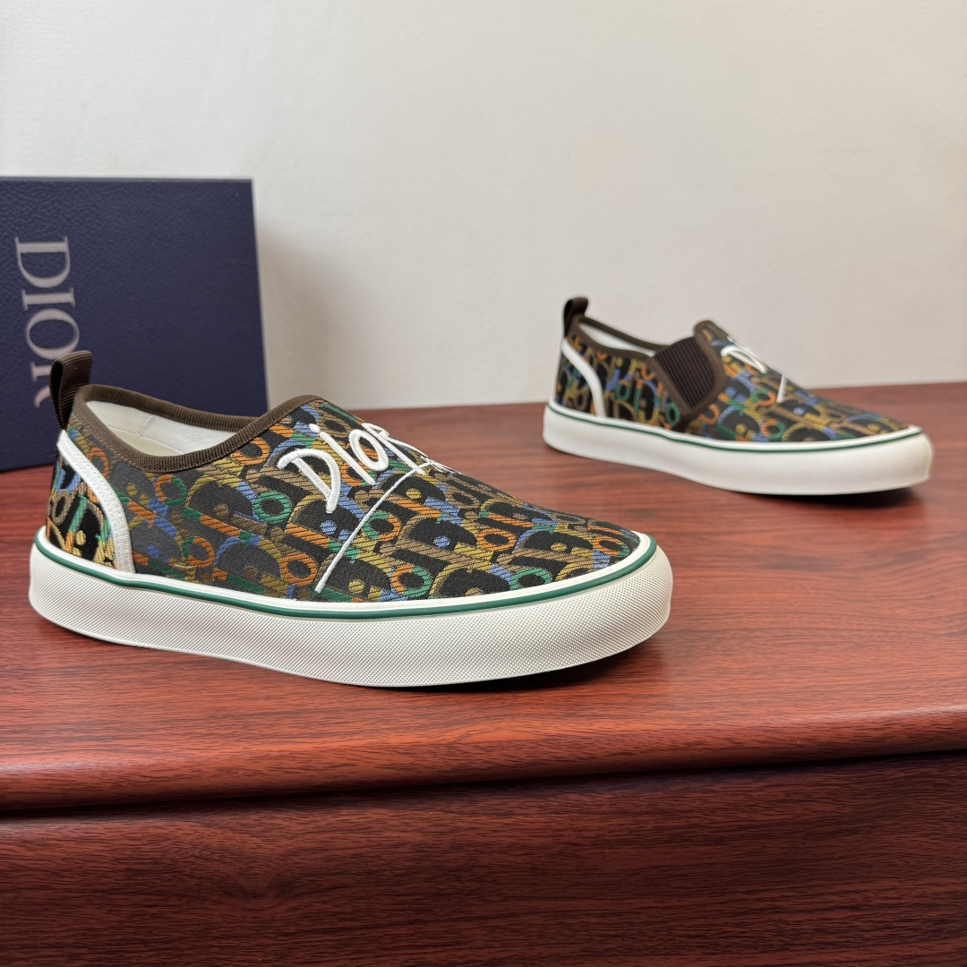 NO:832106,Batch Dior/Dior Saltwind men's loafers!  This Dior designed by Jonathan Anderson  Saltwind loafers are fashionable and chic, a new interpretation of classic nautical style shoes. The retro style, with round toe and grosgrain topstitching details, are unique, lightweight and comfortable. They are Dior's new classic items. They can be matched with all kinds of men's styles. The oversized embroidered signature DIOR logo badge details on the upper highlight the fashionable and simple style. The upper material is made of fabric and has a low-top loafer style with tonal grosgrain details. It is paired with elastic spliced cream white rubber soles and is decorated with Dior logo patches.  The TPU outsole is engraved with a cannage pattern splicing structure. The upper foot is simple and comfortable to help you travel easily. It comes with a complete set of packaging!  Size 39-40-41-42-43-44 Leather shoe size (can be customized to 38.45) Item number S09W Slip-on colorful letters coffee color, dior, dior19860909批 Dior/迪奥 Saltwind男士便鞋 ！ 这款乔纳森.安德森(Jonathan Anderson)设计的Dior Saltwind便鞋时尚别致,全新演绎经典航海风鞋款.复古造型,搭配圆形鞋头和罗缎缉面线细节,别具一格,款式轻盈舒适,是Dior全新经典单品.可与各式男装造型搭配,鞋面超大刺绣签名DIORlogo徽章标识细节,彰显时尚简约的风范.帮面材质织物同色调罗缎细节低帮便鞋款式设计,搭配弹力拼接奶油白色橡胶鞋底,饰以Dior标志补丁 TPU外底镌刻有藤格纹图案拼接结构,上脚简约舒适助你轻松出行,配全套包装！ 尺码39-40-41-42-43-44皮鞋尺码（可定制38.45） 货号S09W一脚蹬彩字母 咖色,,dior,dior,Men's shoes