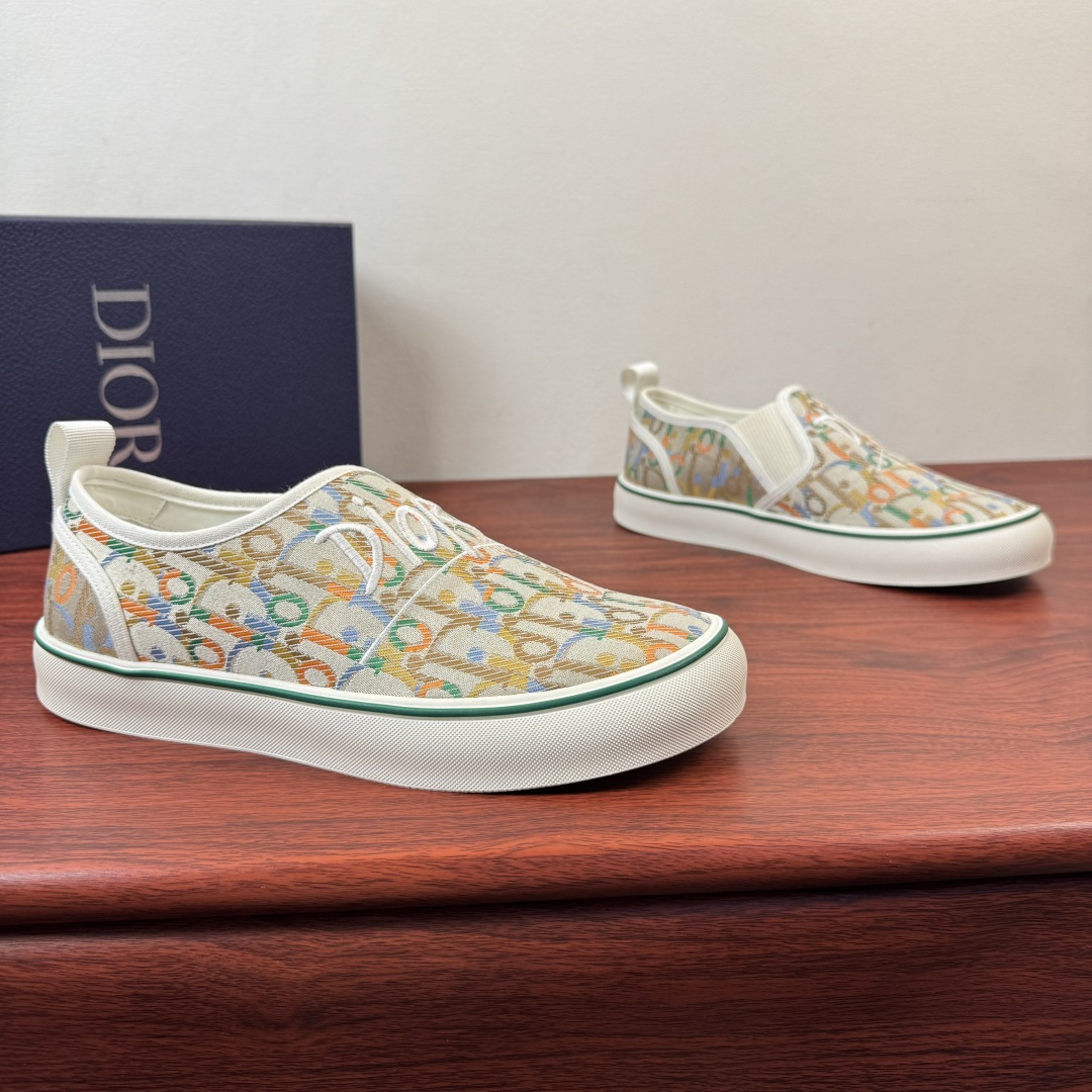 NO:832109,Batch Dior/Dior Saltwind men's loafers!  This Dior designed by Jonathan Anderson  Saltwind loafers are fashionable and chic, a new interpretation of classic nautical style shoes. The retro style, with round toe and grosgrain topstitching details, are unique, lightweight and comfortable. They are Dior's new classic items. They can be matched with all kinds of men's styles. The oversized embroidered signature DIOR logo badge details on the upper highlight the fashionable and simple style. The upper material is made of fabric and has a low-top loafer style with tonal grosgrain details. It is paired with elastic spliced cream white rubber soles and is decorated with Dior logo patches.  The TPU outsole is engraved with a cannage pattern splicing structure. The upper foot is simple and comfortable to help you travel easily. It comes with a complete set of packaging!  Size 39-40-41-42-43-44 Leather shoe size (can be customized to 38.45) Item number S09W Slip-on colorful letters Off-white, dior, dior19860909批 Dior/迪奥 Saltwind男士便鞋 ！ 这款乔纳森.安德森(Jonathan Anderson)设计的Dior Saltwind便鞋时尚别致,全新演绎经典航海风鞋款.复古造型,搭配圆形鞋头和罗缎缉面线细节,别具一格,款式轻盈舒适,是Dior全新经典单品.可与各式男装造型搭配,鞋面超大刺绣签名DIORlogo徽章标识细节,彰显时尚简约的风范.帮面材质织物同色调罗缎细节低帮便鞋款式设计,搭配弹力拼接奶油白色橡胶鞋底,饰以Dior标志补丁 TPU外底镌刻有藤格纹图案拼接结构,上脚简约舒适助你轻松出行,配全套包装！ 尺码39-40-41-42-43-44皮鞋尺码（可定制38.45） 货号S09W一脚蹬彩字母 米白,,dior,dior,Men's shoes