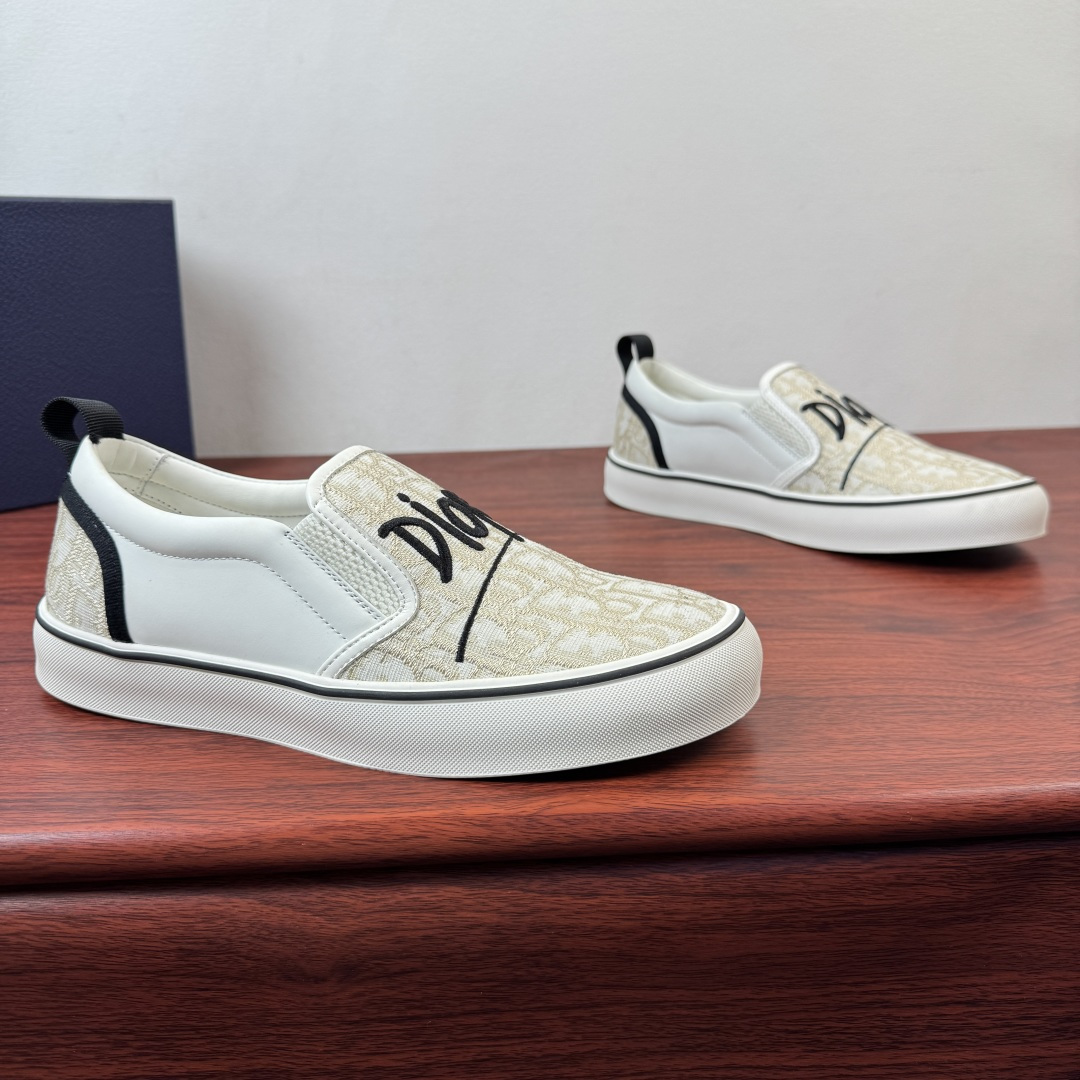 NO:832121,Batch Dior/Dior Saltwind men's loafers!  This Dior Saltwind loafer designed by Jonathan Anderson is fashionable and chic, a new interpretation of the classic nautical style shoe. The retro shape, with round toe and grosgrain topstitch details, is unique, lightweight and comfortable. It is a new classic item of Dior. It can be matched with various men's styles, showing a fashionable and simple style. The upper material fabric is designed with tonal grosgrain details, with a stretch + soft calfskin stitching cream white rubber sole, decorated with Dior logo patch  The TPU outsole is engraved with a cannage pattern splicing structure. The upper foot is simple and comfortable to help you travel easily. It comes with a complete set of packaging!  Size 39-40-41-42-43-44 Leather shoe size (can be customized to 38.45) Item number S09W Slip-on leather patchwork beige, dior, dior, cowhide19860909批 Dior/迪奥 Saltwind男士便鞋 ！ 这款乔纳森.安德森(Jonathan Anderson)设计的Dior Saltwind便鞋时尚别致,全新演绎经典航海风鞋款.复古造型,搭配圆形鞋头和罗缎缉面线细节,别具一格,款式轻盈舒适,是Dior全新经典单品.可与各式男装造型搭配,彰显时尚简约的风范.帮面材质织物同色调罗缎细节低帮便鞋款式设计,搭配弹力+柔软小牛皮拼接奶油白色橡胶鞋底,饰以Dior标志补丁 TPU外底镌刻有藤格纹图案拼接结构,上脚简约舒适助你轻松出行,配全套包装！ 尺码39-40-41-42-43-44皮鞋尺码（可定制38.45） 货号S09W一脚蹬皮拼布米色,,dior,dior,cowhide,Men's shoes