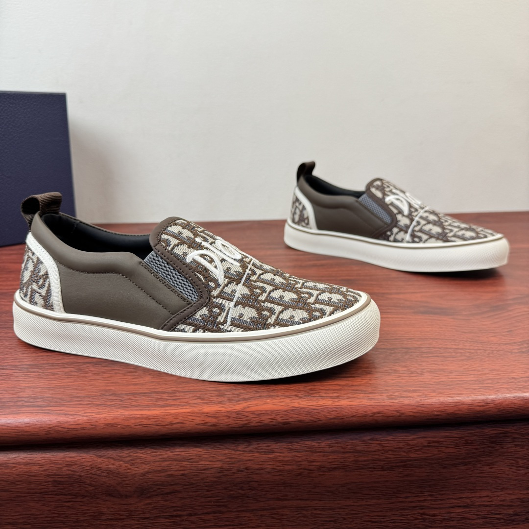 NO:832127,Batch Dior/Dior Saltwind men's loafers!  This Dior Saltwind loafer designed by Jonathan Anderson is fashionable and chic, a new interpretation of the classic nautical style shoe. The retro shape, with round toe and grosgrain topstitch details, is unique, lightweight and comfortable. It is a new classic item of Dior. It can be matched with various men's styles, showing a fashionable and simple style. The upper material fabric is designed with tonal grosgrain details, with a stretch + soft calfskin stitching cream white rubber sole, decorated with Dior logo patch  The TPU outsole is engraved with a cannage pattern splicing structure. The upper foot is simple and comfortable to help you travel easily. It comes with a complete set of packaging!  Size 39-40-41-42-43-44 Leather shoe size (can be customized to 38.45) Item number S09W Slip-on leather patchwork coffee color, dior, dior, cowhide19860909批 Dior/迪奥 Saltwind男士便鞋 ！ 这款乔纳森.安德森(Jonathan Anderson)设计的Dior Saltwind便鞋时尚别致,全新演绎经典航海风鞋款.复古造型,搭配圆形鞋头和罗缎缉面线细节,别具一格,款式轻盈舒适,是Dior全新经典单品.可与各式男装造型搭配,彰显时尚简约的风范.帮面材质织物同色调罗缎细节低帮便鞋款式设计,搭配弹力+柔软小牛皮拼接奶油白色橡胶鞋底,饰以Dior标志补丁 TPU外底镌刻有藤格纹图案拼接结构,上脚简约舒适助你轻松出行,配全套包装！ 尺码39-40-41-42-43-44皮鞋尺码（可定制38.45） 货号S09W一脚蹬皮拼布 咖色,,dior,dior,cowhide,Men's shoes
