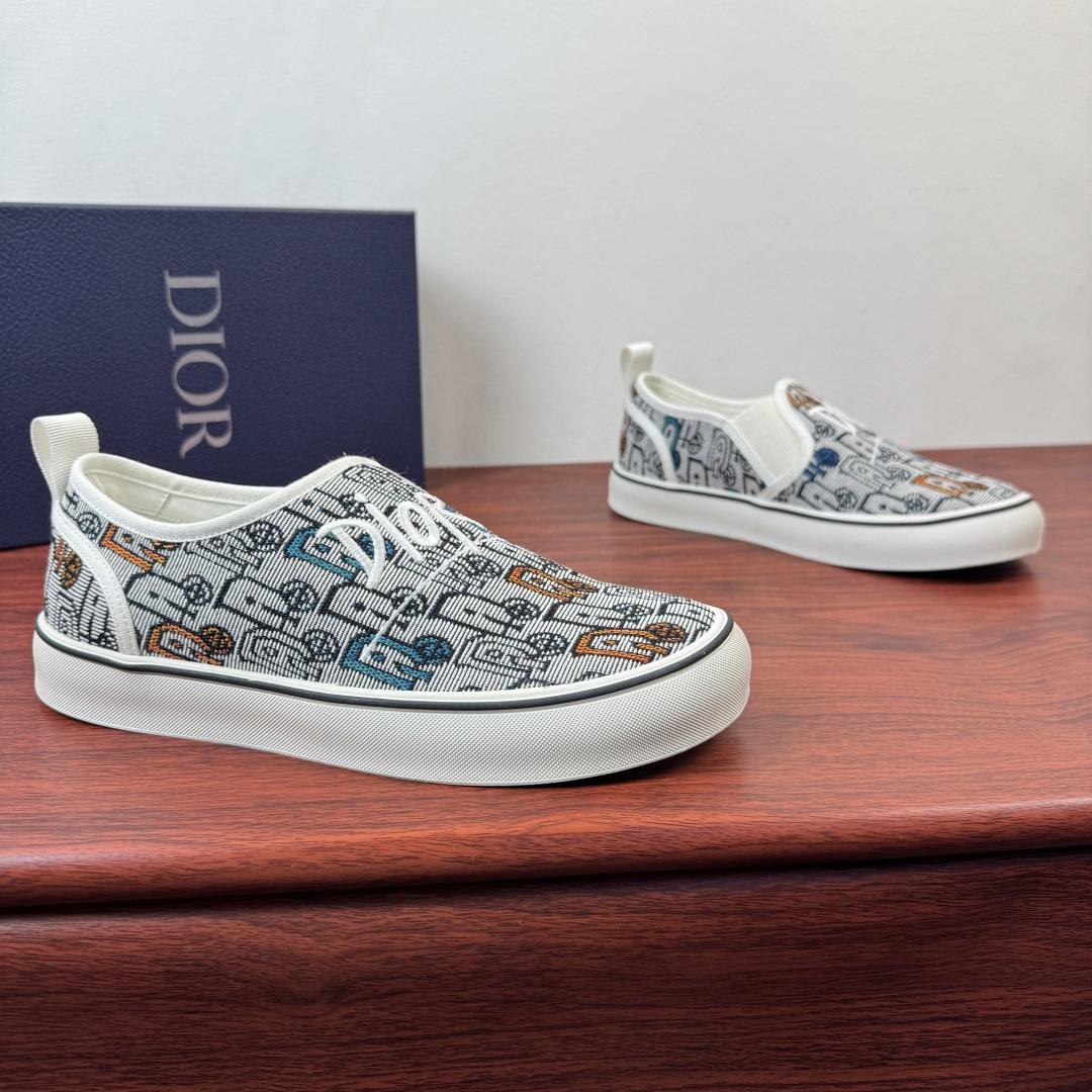 NO:832139,Batch Dior/Dior Saltwind men's loafers!  This Dior designed by Jonathan Anderson  Saltwind loafers are fashionable and chic, a new interpretation of classic nautical style shoes. The retro style, with round toe and grosgrain topstitching details, are unique, lightweight and comfortable. They are Dior's new classic items. They can be matched with all kinds of men's styles. The oversized embroidered signature DIOR logo badge details on the upper highlight the fashionable and simple style. The upper material is made of fabric and has a low-top loafer style with tonal grosgrain details. It is paired with elastic spliced cream white rubber soles and is decorated with Dior logo patches.  The TPU outsole is engraved with a cannage pattern splicing structure. The upper foot is simple and comfortable to help you travel easily. It comes with a complete set of packaging!  Size 39-40-41-42-43-44 leather shoe size (can be customized to 38.45) Item number S09W slip-on color, dior, dior19860909批 Dior/迪奥 Saltwind男士便鞋 ！ 这款乔纳森.安德森(Jonathan Anderson)设计的Dior Saltwind便鞋时尚别致,全新演绎经典航海风鞋款.复古造型,搭配圆形鞋头和罗缎缉面线细节,别具一格,款式轻盈舒适,是Dior全新经典单品.可与各式男装造型搭配,鞋面超大刺绣签名DIORlogo徽章标识细节,彰显时尚简约的风范.帮面材质织物同色调罗缎细节低帮便鞋款式设计,搭配弹力拼接奶油白色橡胶鞋底,饰以Dior标志补丁 TPU外底镌刻有藤格纹图案拼接结构,上脚简约舒适助你轻松出行,配全套包装！ 尺码39-40-41-42-43-44皮鞋尺码（可定制38.45） 货号S09W一脚蹬 彩色,,dior,dior,Men's shoes