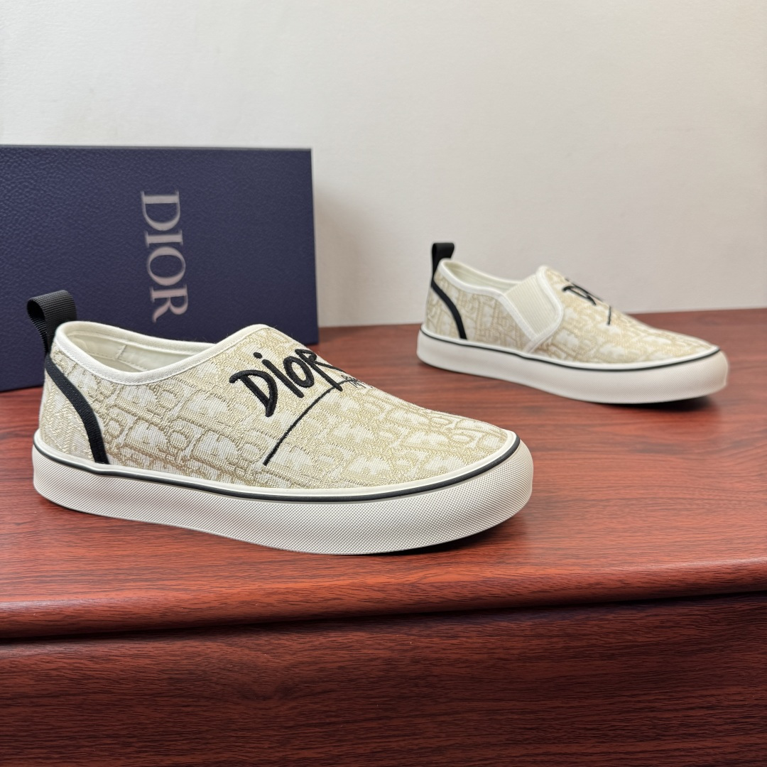 NO:832146,Batch Dior/Dior Saltwind men's loafers!  This Dior designed by Jonathan Anderson  Saltwind loafers are fashionable and chic, a new interpretation of classic nautical style shoes. The retro style, with round toe and grosgrain topstitching details, are unique, lightweight and comfortable. They are Dior's new classic items. They can be matched with all kinds of men's styles. The oversized embroidered signature DIOR logo badge details on the upper highlight the fashionable and simple style. The upper material is made of fabric and has a low-top loafer style with tonal grosgrain details. It is paired with elastic spliced cream white rubber soles and is decorated with Dior logo patches.  The TPU outsole is engraved with a cannage pattern splicing structure. The upper foot is simple and comfortable to help you travel easily. It comes with a complete set of packaging!  Size 39-40-41-42-43-44 leather shoe size (can be customized to 38.45) Item number S09W slip-on beige, dior, dior19860909批 Dior/迪奥 Saltwind男士便鞋 ！ 这款乔纳森.安德森(Jonathan Anderson)设计的Dior Saltwind便鞋时尚别致,全新演绎经典航海风鞋款.复古造型,搭配圆形鞋头和罗缎缉面线细节,别具一格,款式轻盈舒适,是Dior全新经典单品.可与各式男装造型搭配,鞋面超大刺绣签名DIORlogo徽章标识细节,彰显时尚简约的风范.帮面材质织物同色调罗缎细节低帮便鞋款式设计,搭配弹力拼接奶油白色橡胶鞋底,饰以Dior标志补丁 TPU外底镌刻有藤格纹图案拼接结构,上脚简约舒适助你轻松出行,配全套包装！ 尺码39-40-41-42-43-44皮鞋尺码（可定制38.45） 货号S09W一脚蹬 米色,,dior,dior,Men's shoes