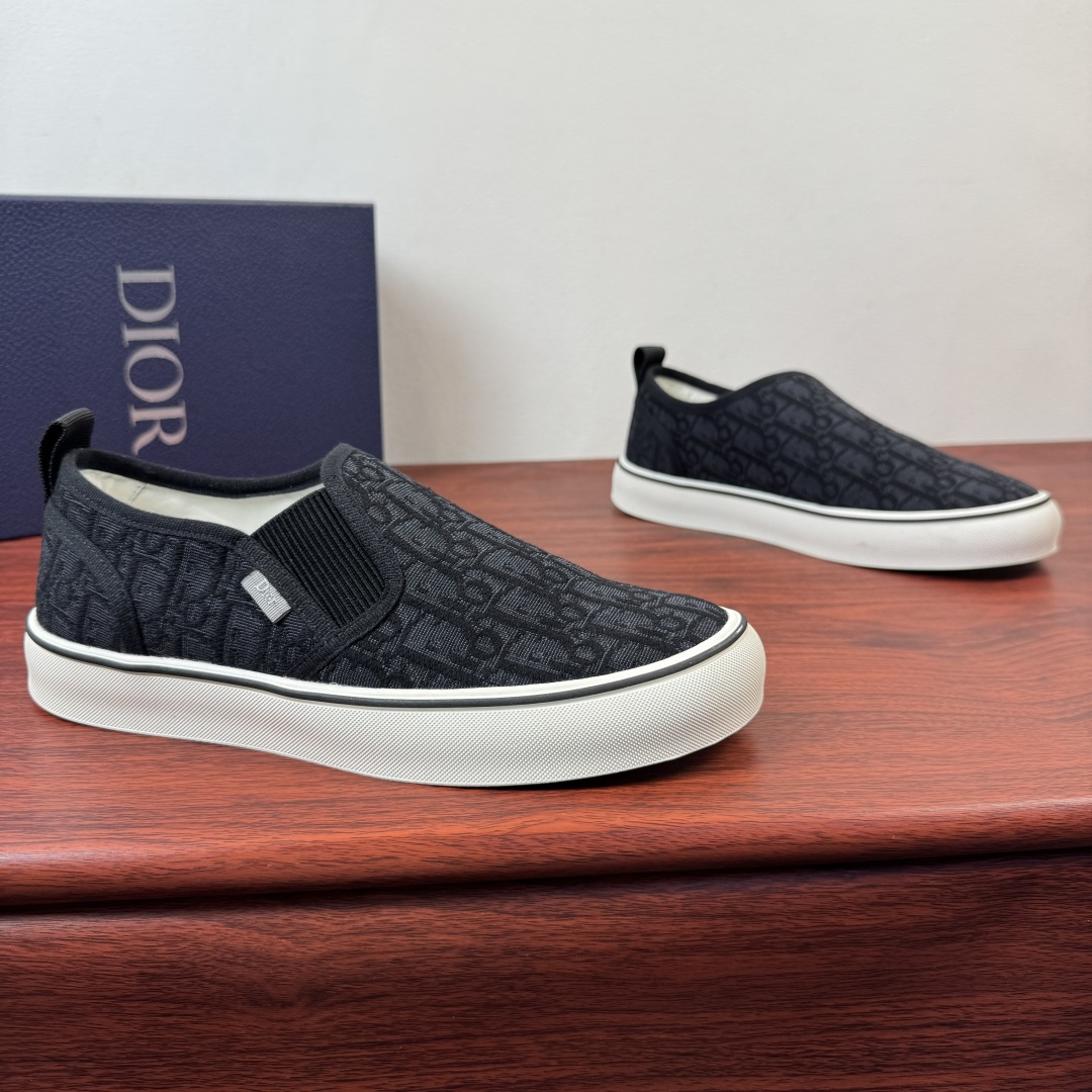 NO:832162,Batch Dior/Dior Saltwind men's loafers!  This Dior Saltwind loafer designed by Jonathan Anderson is fashionable and chic, a new interpretation of the classic nautical style shoe. The retro shape, with a round toe and grosgrain topstitch details, is unique, lightweight and comfortable. It is a new classic item of Dior. It can be matched with various men's styles, showing a fashionable and simple style. The upper material is made of fabric and has a low-top loafer style with grosgrain details. It is paired with elastic splicing cream white rubber sole and decorated with Dior logo patch.  The TPU outsole is engraved with a cannage pattern splicing structure. The upper foot is simple and comfortable to help you travel easily. It comes with a complete set of packaging!  Size 39-40-41-42-43-44 Leather shoe size (can be customized to 38.45) Item number 3SN3597 black, dior, dior19860909批 Dior/迪奥 Saltwind男士便鞋 ！ 这款乔纳森.安德森(Jonathan Anderson)设计的Dior Saltwind便鞋时尚别致,全新演绎经典航海风鞋款.复古造型,搭配圆形鞋头和罗缎缉面线细节,别具一格,款式轻盈舒适,是Dior全新经典单品.可与各式男装造型搭配,彰显时尚简约的风范.帮面材质织物同色调罗缎细节低帮便鞋款式设计,搭配弹力拼接奶油白色橡胶鞋底,饰以Dior标志补丁 TPU外底镌刻有藤格纹图案拼接结构,上脚简约舒适助你轻松出行,配全套包装！ 尺码39-40-41-42-43-44皮鞋尺码（可定制38.45） 货号3SN3597 黑色,,dior,dior,Men's shoes