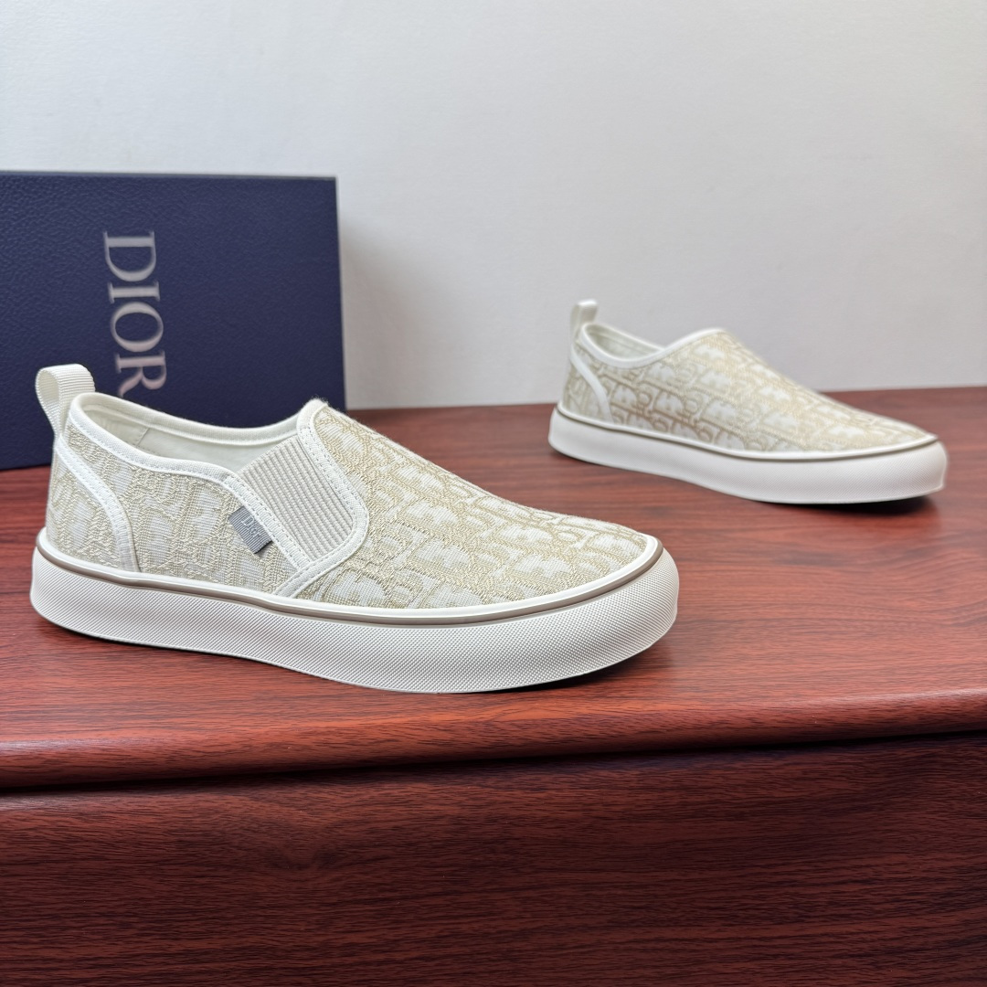 NO:832178,Batch Dior/Dior Saltwind men's loafers!  This Dior Saltwind loafer designed by Jonathan Anderson is fashionable and chic, a new interpretation of the classic nautical style shoe. The retro shape, with a round toe and grosgrain topstitch details, is unique, lightweight and comfortable. It is a new classic item of Dior. It can be matched with various men's styles, showing a fashionable and simple style. The upper material is made of fabric and has a low-top loafer style with grosgrain details. It is paired with elastic splicing cream white rubber sole and decorated with Dior logo patch.  The TPU outsole is engraved with a cannage pattern splicing structure. The upper foot is simple and comfortable to help you travel easily. It comes with a complete set of packaging!  Size 39-40-41-42-43-44 Leather shoe size (can be customized to 38.45) Item number 3SN3597 Beige, dior, dior19860909批 Dior/迪奥 Saltwind男士便鞋 ！ 这款乔纳森.安德森(Jonathan Anderson)设计的Dior Saltwind便鞋时尚别致,全新演绎经典航海风鞋款.复古造型,搭配圆形鞋头和罗缎缉面线细节,别具一格,款式轻盈舒适,是Dior全新经典单品.可与各式男装造型搭配,彰显时尚简约的风范.帮面材质织物同色调罗缎细节低帮便鞋款式设计,搭配弹力拼接奶油白色橡胶鞋底,饰以Dior标志补丁 TPU外底镌刻有藤格纹图案拼接结构,上脚简约舒适助你轻松出行,配全套包装！ 尺码39-40-41-42-43-44皮鞋尺码（可定制38.45） 货号3SN3597 米色,,dior,dior,Men's shoes