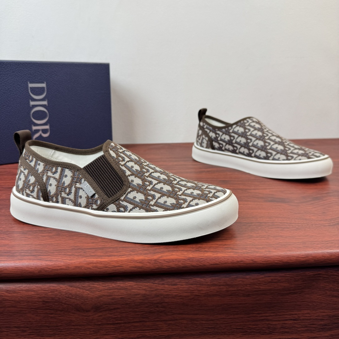 NO:832186,Batch Dior/Dior Saltwind men's loafers!  This Dior Saltwind loafer designed by Jonathan Anderson is fashionable and chic, a new interpretation of the classic nautical style shoe. The retro shape, with a round toe and grosgrain topstitch details, is unique, lightweight and comfortable. It is a new classic item of Dior. It can be matched with various men's styles, showing a fashionable and simple style. The upper material is made of fabric and has a low-top loafer style with grosgrain details. It is paired with elastic splicing cream white rubber sole and decorated with Dior logo patch.  The TPU outsole is engraved with a cannage pattern splicing structure. The upper foot is simple and comfortable to help you travel easily. It comes with a complete set of packaging!  Size 39-40-41-42-43-44 leather shoe size (can be customized to 38.45) Item number 3SN3597 coffee color, dior, dior19860909批 Dior/迪奥 Saltwind男士便鞋 ！ 这款乔纳森.安德森(Jonathan Anderson)设计的Dior Saltwind便鞋时尚别致,全新演绎经典航海风鞋款.复古造型,搭配圆形鞋头和罗缎缉面线细节,别具一格,款式轻盈舒适,是Dior全新经典单品.可与各式男装造型搭配,彰显时尚简约的风范.帮面材质织物同色调罗缎细节低帮便鞋款式设计,搭配弹力拼接奶油白色橡胶鞋底,饰以Dior标志补丁 TPU外底镌刻有藤格纹图案拼接结构,上脚简约舒适助你轻松出行,配全套包装！ 尺码39-40-41-42-43-44皮鞋尺码（可定制38.45） 货号3SN3597 咖色,,dior,dior,Men's shoes