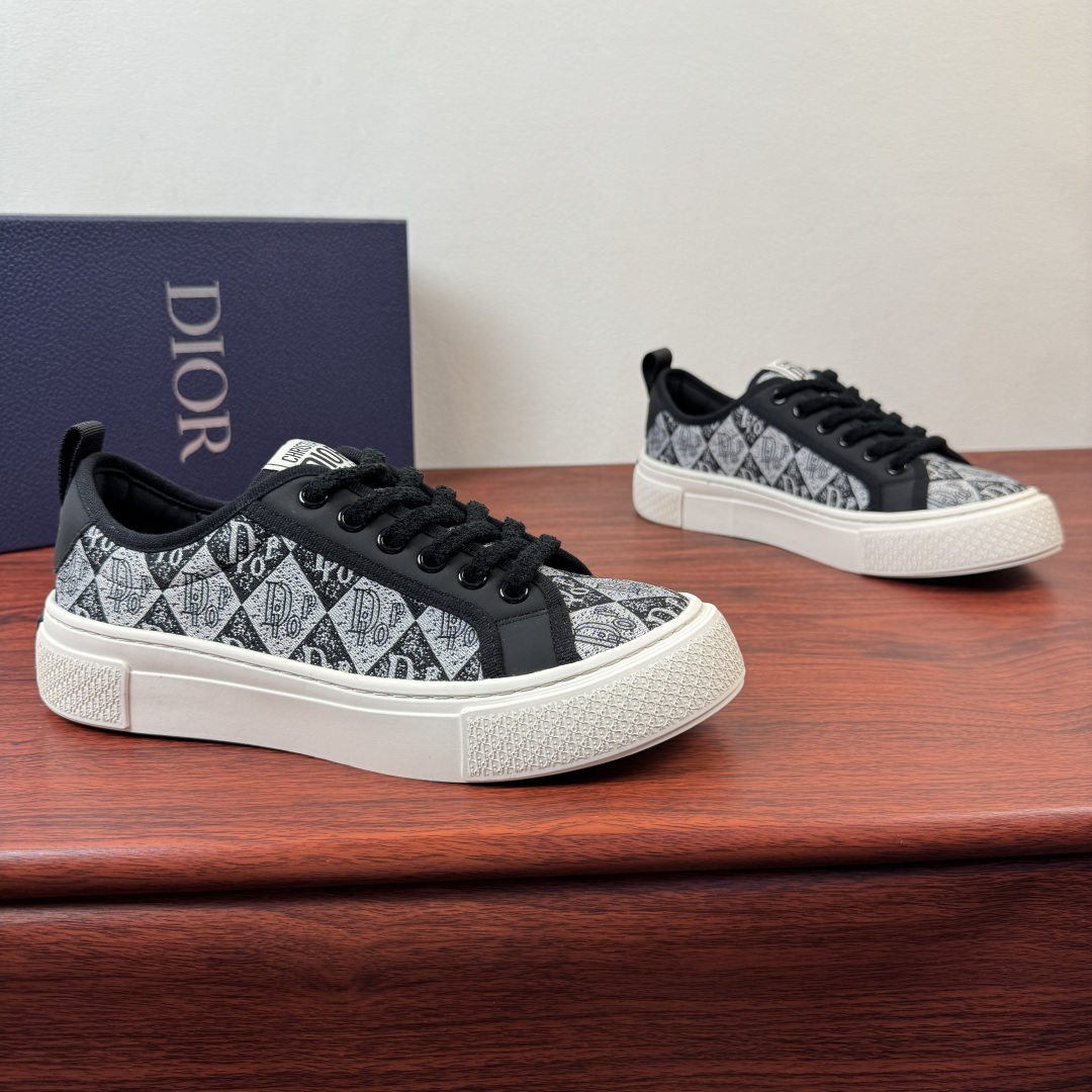 NO:830633,Batch Dior/Dior Saltwind men's casual sports shoes, trendy version!  This Dior designed by Jonathan Anderson  Saltwind sneakers are fashionable and chic, a new interpretation of classic nautical style shoes. The retro style, with round toe and grosgrain topstitching details, stitched calfskin, unique, light and comfortable style, is a new classic item of Dior. It can be matched with various men's styles, showing a fashionable and simple style. The upper material fabric is designed with tonal grosgrain details, low-top sneaker style, with elastic splicing cream white rubber sole, decorated with Dior logo patch  The TPU outsole is engraved with a cannage pattern splicing structure, and the elongated lace-up style is simple and comfortable on the feet to help you travel easily. Three colors are available. Exclusively recommended for fashionable men's shoe cabinets, and comes with a full set of packaging!  Size 39-40-41-42-43-44 Leather shoe size (can be customized to 38.45) Item number S09W embroidered lace black, dior, dior, sneakers, cowhide19860909批 Dior/迪奥 Saltwind男士休闲运动鞋 潮流版型 ！ 这款乔纳森.安德森(Jonathan Anderson)设计的Dior Saltwind板鞋时尚别致,,全新演绎经典航海风鞋款.复古造型,搭配圆形鞋头和罗缎缉面线细节拼接小牛皮搭配,别具一格,款式轻盈舒适,是Dior全新经典单品.可与各式男装造型搭配,彰显时尚简约的风范.帮面材质织物同色调罗缎细节低帮运动鞋款式设计,搭配弹力拼接奶油白色橡胶鞋底,饰以Dior标志补丁 TPU外底镌刻有藤格纹图案拼接结构,加长系带曲风,上脚简约舒适助你轻松出行,三色可选,型男鞋橱专属推荐,配全套包装！ 尺码39-40-41-42-43-44皮鞋尺码（可定制38.45） 货号S09W刺绣系带 黑色,,dior,dior,sneakers,cowhide,Men's shoes