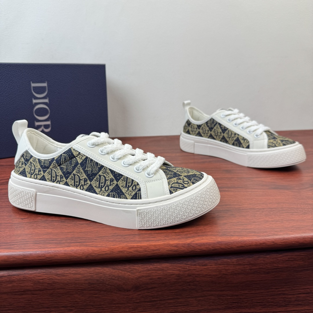 NO:830643,Batch Dior/Dior Saltwind men's casual sports shoes, trendy version!  This Dior designed by Jonathan Anderson  Saltwind sneakers are fashionable and chic, a new interpretation of classic nautical style shoes. The retro style, with round toe and grosgrain topstitching details, stitched calfskin, unique, light and comfortable style, is a new classic item of Dior. It can be matched with various men's styles, showing a fashionable and simple style. The upper material fabric is designed with tonal grosgrain details, low-top sneaker style, with elastic splicing cream white rubber sole, decorated with Dior logo patch  The TPU outsole is engraved with a cannage pattern splicing structure, and the elongated lace-up style is simple and comfortable on the feet to help you travel easily. Three colors are available. Exclusively recommended for fashionable men's shoe cabinets, and comes with a full set of packaging!  Size 39-40-41-42-43-44 leather shoe size (can be customized to 38.45) Item number S09W embroidered lace white and blue, dior, dior, sneakers, cowhide19860909批 Dior/迪奥 Saltwind男士休闲运动鞋 潮流版型 ！ 这款乔纳森.安德森(Jonathan Anderson)设计的Dior Saltwind板鞋时尚别致,,全新演绎经典航海风鞋款.复古造型,搭配圆形鞋头和罗缎缉面线细节拼接小牛皮搭配,别具一格,款式轻盈舒适,是Dior全新经典单品.可与各式男装造型搭配,彰显时尚简约的风范.帮面材质织物同色调罗缎细节低帮运动鞋款式设计,搭配弹力拼接奶油白色橡胶鞋底,饰以Dior标志补丁 TPU外底镌刻有藤格纹图案拼接结构,加长系带曲风,上脚简约舒适助你轻松出行,三色可选,型男鞋橱专属推荐,配全套包装！ 尺码39-40-41-42-43-44皮鞋尺码（可定制38.45） 货号S09W刺绣系带 白蓝,,dior,dior,sneakers,cowhide,Men's shoes