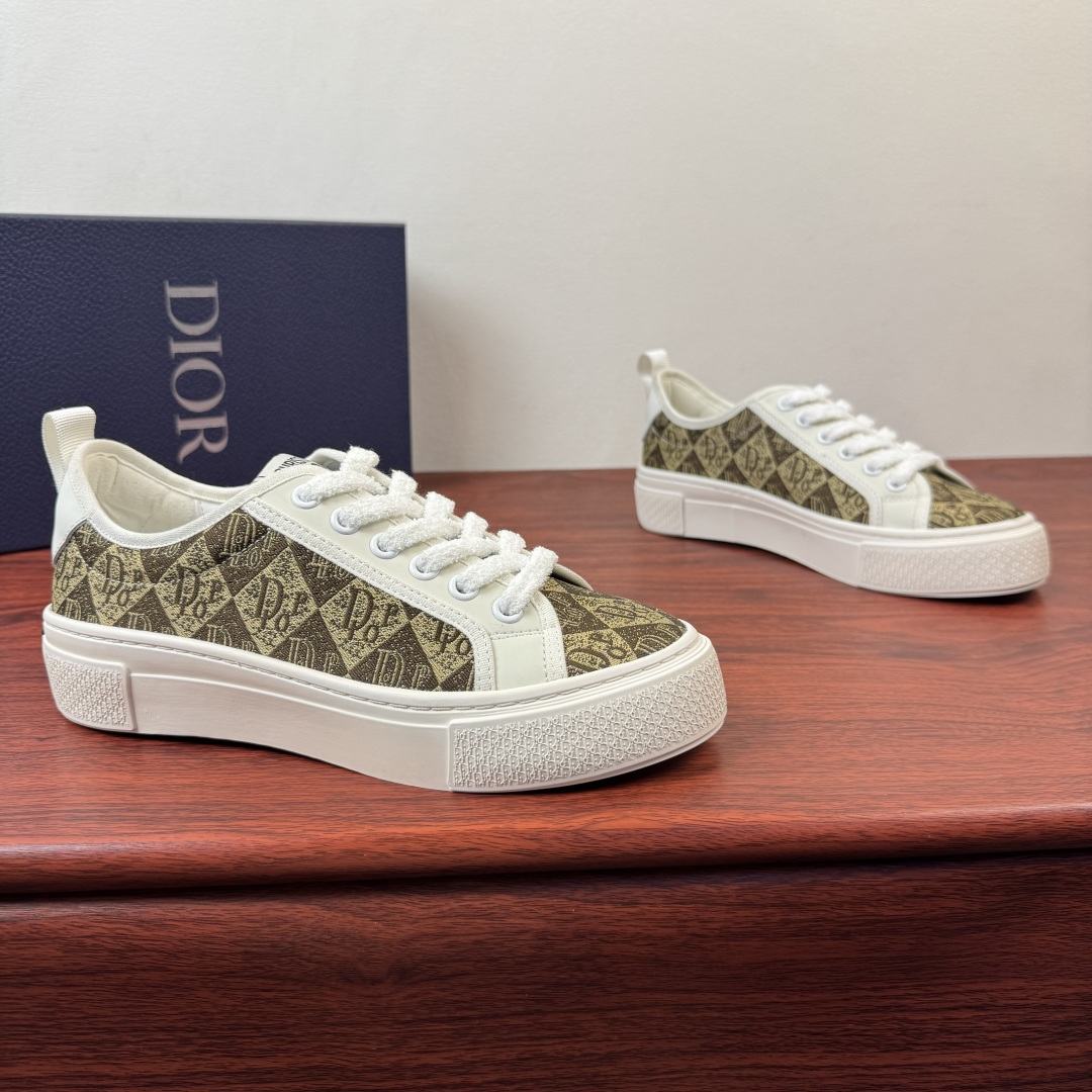 NO:830664,Batch Dior/Dior Saltwind men's casual sports shoes, trendy version!  This Dior designed by Jonathan Anderson  Saltwind sneakers are fashionable and chic, a new interpretation of classic nautical style shoes. The retro style, with round toe and grosgrain topstitching details, stitched calfskin, unique, light and comfortable style, is a new classic item of Dior. It can be matched with various men's styles, showing a fashionable and simple style. The upper material fabric is designed with tonal grosgrain details, low-top sneaker style, with elastic splicing cream white rubber sole, decorated with Dior logo patch  The TPU outsole is engraved with a cannage pattern splicing structure, and the elongated lace-up style is simple and comfortable on the feet to help you travel easily. Three colors are available. Exclusively recommended for fashionable men's shoe cabinets, and comes with a full set of packaging!  Size 39-40-41-42-43-44 leather shoe size (can be customized to 38.45) Item number S09W embroidered lace white brown, dior, dior, sneakers, cowhide19860909批 Dior/迪奥 Saltwind男士休闲运动鞋 潮流版型 ！ 这款乔纳森.安德森(Jonathan Anderson)设计的Dior Saltwind板鞋时尚别致,,全新演绎经典航海风鞋款.复古造型,搭配圆形鞋头和罗缎缉面线细节拼接小牛皮搭配,别具一格,款式轻盈舒适,是Dior全新经典单品.可与各式男装造型搭配,彰显时尚简约的风范.帮面材质织物同色调罗缎细节低帮运动鞋款式设计,搭配弹力拼接奶油白色橡胶鞋底,饰以Dior标志补丁 TPU外底镌刻有藤格纹图案拼接结构,加长系带曲风,上脚简约舒适助你轻松出行,三色可选,型男鞋橱专属推荐,配全套包装！ 尺码39-40-41-42-43-44皮鞋尺码（可定制38.45） 货号S09W刺绣系带 白棕,,dior,dior,sneakers,cowhide,Men's shoes