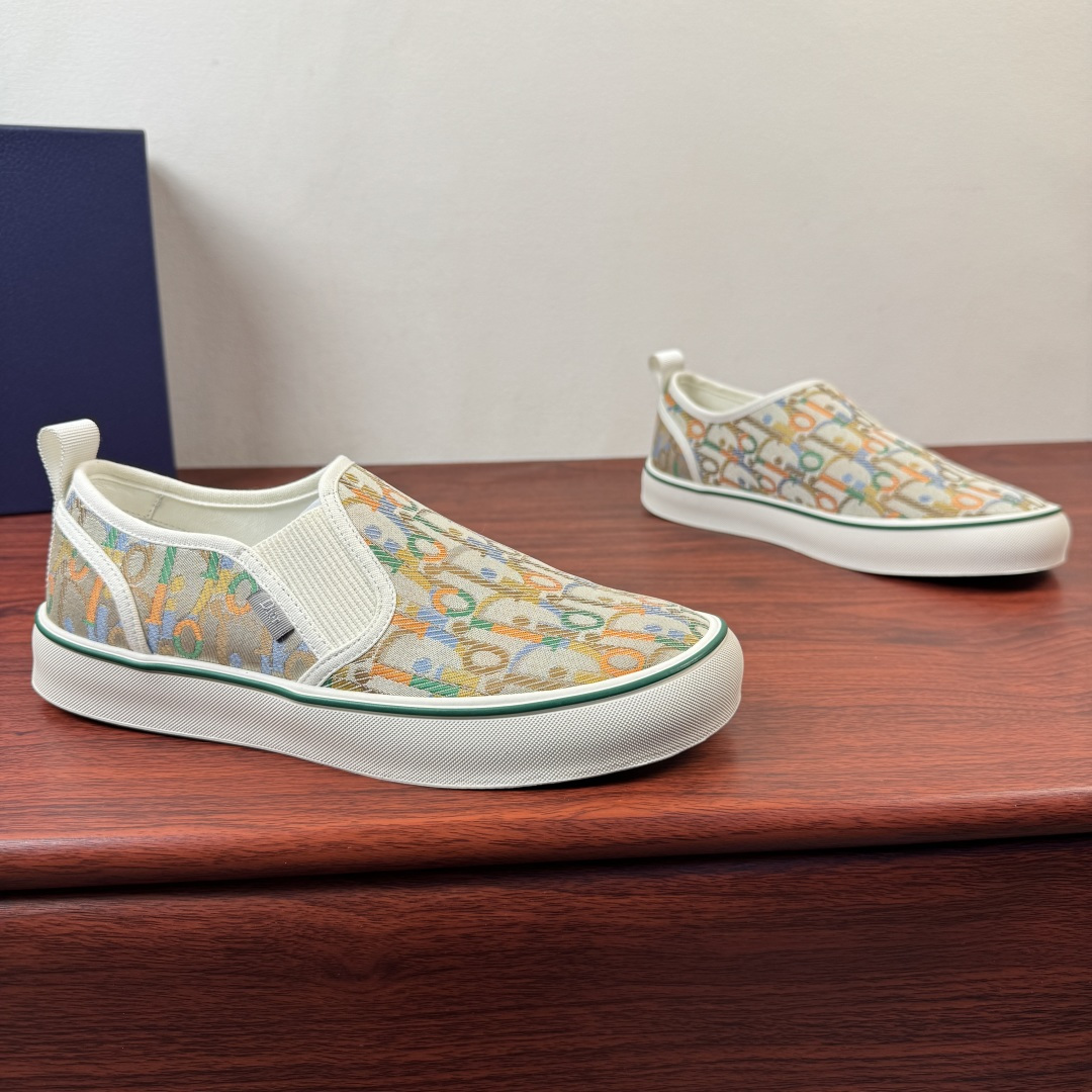 NO:833669,Code YS003040 Dior/Dior Saltwind men's loafers!  This Dior Saltwind loafer designed by Jonathan Anderson is fashionable and chic, a new interpretation of the classic nautical style shoe. The retro shape, with a round toe and grosgrain topstitch details, is unique, lightweight and comfortable. It is a new classic item of Dior. It can be matched with various men's styles, showing a fashionable and simple style. The upper material is made of fabric and has a low-top loafer style with grosgrain details. It is paired with elastic splicing cream white rubber sole and decorated with Dior logo patch.  The TU outsole is engraved with a cannage pattern splicing structure. The upper foot is simple and comfortable to help you travel easily. It comes with a full set of packaging!  Size 39-40-41-42-43-44 Leather shoe size (can be customized to 38.45) Item number KCX123 Beige, dior, dior19860909编码YS003040 Dior/迪奥 Saltwind男士便鞋 ！ 这款乔纳森.安德森(Jonathan Anderson)设计的Dior Saltwind便鞋时尚别致,全新演绎经典航海风鞋款.复古造型,搭配圆形鞋头和罗缎缉面线细节,别具一格,款式轻盈舒适,是Dior全新经典单品.可与各式男装造型搭配,彰显时尚简约的风范.帮面材质织物同色调罗缎细节低帮便鞋款式设计,搭配弹力拼接奶油白色橡胶鞋底,饰以Dior标志补丁 TU外底镌刻有藤格纹图案拼接结构,上脚简约舒适助你轻松出行,配全套包装！ 尺码39-40-41-42-43-44皮鞋尺码（可定制38.45） 货号KCX123 米色,,dior,dior,Men's shoes
