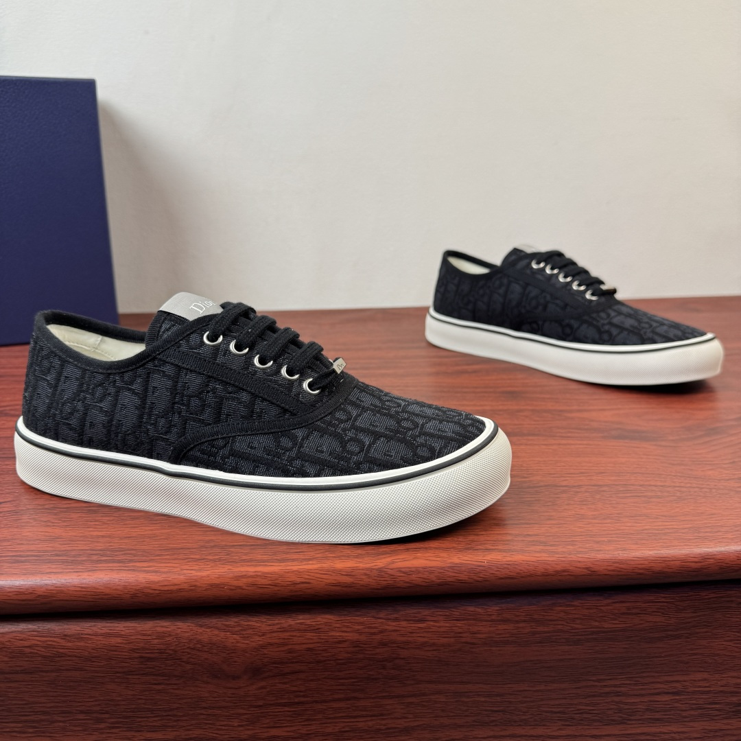NO:834605,Dior/Dior Saltwind men's lace-up sneakers!  This Dior designed by Jonathan Anderson  Saltwind loafers are fashionable and chic, a new interpretation of the classic nautical style shoe. The retro shape, with round toe and grosgrain topstitching details, are unique, lightweight and comfortable. It is a new classic item of Dior. It can be matched with all kinds of men's styles, showing a fashionable and simple style. The upper material fabric is designed with tonal grosgrain details, low-cut loafers, tonal lace closure and metal lace accessories decorated with Dior logo, with elastic stitching cream white rubber sole, decorated with Dior logo patch  The TPU outsole is engraved with a cannage pattern splicing structure. The upper foot is simple and comfortable to help you travel easily. It comes with a complete set of packaging!  Size 39-40-41-42-43-44 leather shoe size (can be customized to 38.45) Item number KCX123 lace black, dior, dior, sneakers19860909Dior/迪奥 Saltwind男士系带运动鞋 ！ 这款乔纳森.安德森(Jonathan Anderson)设计的Dior Saltwind便鞋时尚别致,全新演绎经典航海风鞋款.复古造型,搭配圆形鞋头和罗缎缉面线细节,别具一格,款式轻盈舒适,是Dior全新经典单品.可与各式男装造型搭配,彰显时尚简约的风范.帮面材质织物同色调罗缎细节低帮便鞋款式设计,同色调鞋带开合搭配饰以Dior标志的金属鞋带配件,搭配弹力拼接奶油白色橡胶鞋底,饰以Dior标志补丁 TPU外底镌刻有藤格纹图案拼接结构,上脚简约舒适助你轻松出行,配全套包装！ 尺码39-40-41-42-43-44皮鞋尺码（可定制38.45） 货号KCX123系带 黑色,,dior,dior,sneakers,Men's shoes