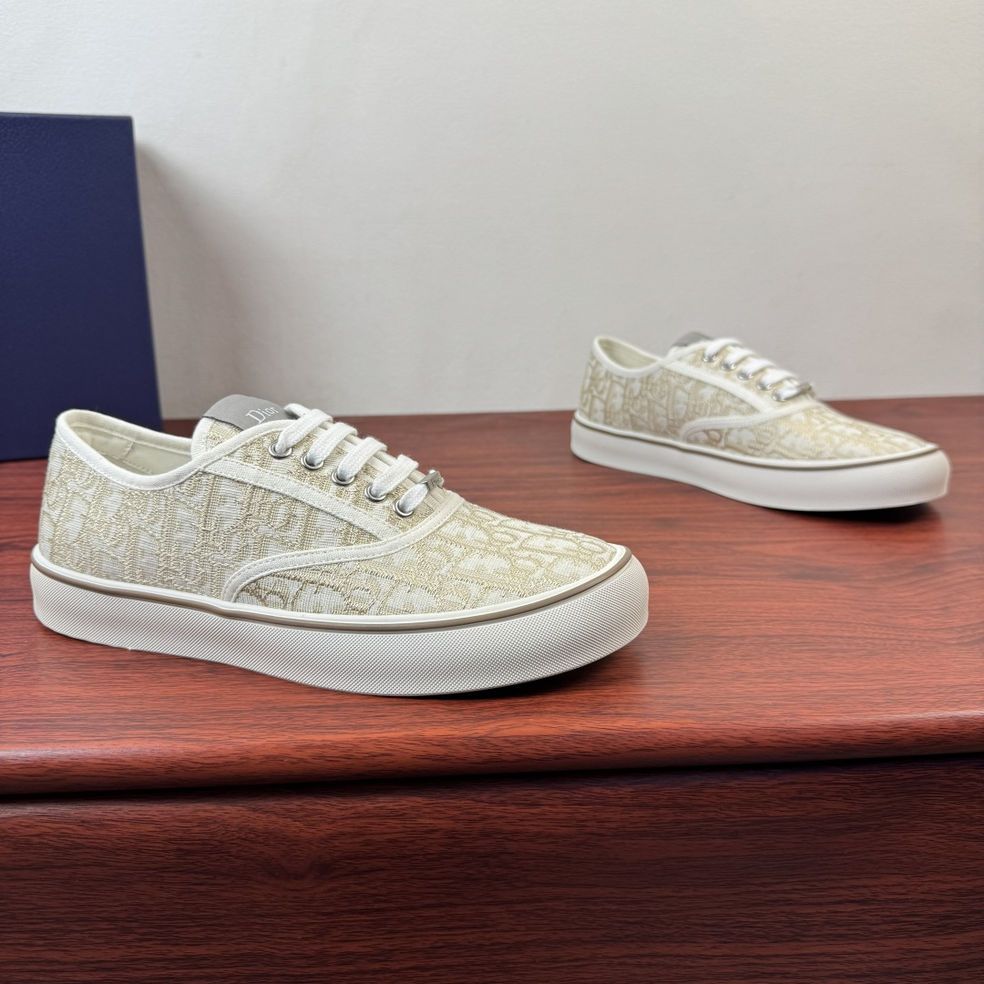 NO:834610,Dior/Dior Saltwind men's lace-up sneakers!  This Dior designed by Jonathan Anderson  Saltwind loafers are fashionable and chic, a new interpretation of the classic nautical style shoe. The retro shape, with round toe and grosgrain topstitching details, are unique, lightweight and comfortable. It is a new classic item of Dior. It can be matched with all kinds of men's styles, showing a fashionable and simple style. The upper material fabric is designed with tonal grosgrain details, low-cut loafers, tonal lace closure and metal lace accessories decorated with Dior logo, with elastic stitching cream white rubber sole, decorated with Dior logo patch  The TPU outsole is engraved with a cannage pattern splicing structure. The upper foot is simple and comfortable to help you travel easily. It comes with a complete set of packaging!  Size 39-40-41-42-43-44 Leather shoe size (can be customized to 38.45) Item number KCX123 lace-up off-white, dior, dior, sneakers19860909Dior/迪奥 Saltwind男士系带运动鞋 ！ 这款乔纳森.安德森(Jonathan Anderson)设计的Dior Saltwind便鞋时尚别致,全新演绎经典航海风鞋款.复古造型,搭配圆形鞋头和罗缎缉面线细节,别具一格,款式轻盈舒适,是Dior全新经典单品.可与各式男装造型搭配,彰显时尚简约的风范.帮面材质织物同色调罗缎细节低帮便鞋款式设计,同色调鞋带开合搭配饰以Dior标志的金属鞋带配件,搭配弹力拼接奶油白色橡胶鞋底,饰以Dior标志补丁 TPU外底镌刻有藤格纹图案拼接结构,上脚简约舒适助你轻松出行,配全套包装！ 尺码39-40-41-42-43-44皮鞋尺码（可定制38.45） 货号KCX123系带 米白,,dior,dior,sneakers,Men's shoes