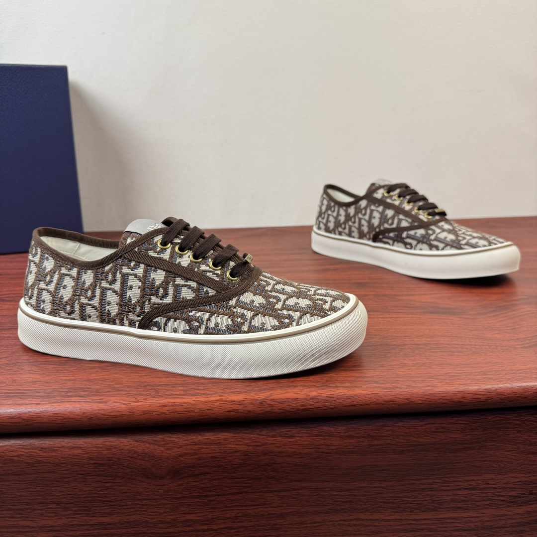 NO:834615,Dior/Dior Saltwind men's lace-up sneakers!  This Dior designed by Jonathan Anderson  Saltwind loafers are fashionable and chic, a new interpretation of the classic nautical style shoe. The retro shape, with round toe and grosgrain topstitching details, are unique, lightweight and comfortable. It is a new classic item of Dior. It can be matched with all kinds of men's styles, showing a fashionable and simple style. The upper material fabric is designed with tonal grosgrain details, low-cut loafers, tonal lace closure and metal lace accessories decorated with Dior logo, with elastic stitching cream white rubber sole, decorated with Dior logo patch  The TPU outsole is engraved with a cannage pattern splicing structure. The upper foot is simple and comfortable to help you travel easily. It comes with a complete set of packaging!  Size 39-40-41-42-43-44 leather shoe size (can be customized to 38.45) Item number KCX123 lace up white coffee, dior, dior, sneakers19860909Dior/迪奥 Saltwind男士系带运动鞋 ！ 这款乔纳森.安德森(Jonathan Anderson)设计的Dior Saltwind便鞋时尚别致,全新演绎经典航海风鞋款.复古造型,搭配圆形鞋头和罗缎缉面线细节,别具一格,款式轻盈舒适,是Dior全新经典单品.可与各式男装造型搭配,彰显时尚简约的风范.帮面材质织物同色调罗缎细节低帮便鞋款式设计,同色调鞋带开合搭配饰以Dior标志的金属鞋带配件,搭配弹力拼接奶油白色橡胶鞋底,饰以Dior标志补丁 TPU外底镌刻有藤格纹图案拼接结构,上脚简约舒适助你轻松出行,配全套包装！ 尺码39-40-41-42-43-44皮鞋尺码（可定制38.45） 货号KCX123系带 白咖,,dior,dior,sneakers,Men's shoes