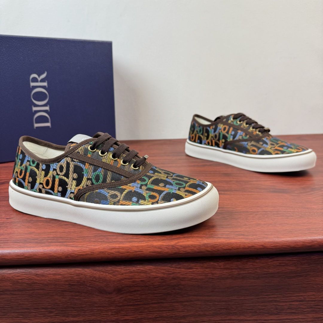 NO:834619,Dior/Dior Saltwind men's lace-up sneakers!  This Dior designed by Jonathan Anderson  Saltwind loafers are fashionable and chic, a new interpretation of the classic nautical style shoe. The retro shape, with round toe and grosgrain topstitching details, are unique, lightweight and comfortable. It is a new classic item of Dior. It can be matched with all kinds of men's styles, showing a fashionable and simple style. The upper material fabric is designed with tonal grosgrain details, low-cut loafers, tonal lace closure and metal lace accessories decorated with Dior logo, with elastic stitching cream white rubber sole, decorated with Dior logo patch  The TPU outsole is engraved with a cannage pattern splicing structure. The upper foot is simple and comfortable to help you travel easily. It comes with a complete set of packaging!  Size 39-40-41-42-43-44 Leather shoe size (can be customized to 38.45) Item number KCX123 lace Caika, dior, dior, sneakers19860909Dior/迪奥 Saltwind男士系带运动鞋 ！ 这款乔纳森.安德森(Jonathan Anderson)设计的Dior Saltwind便鞋时尚别致,全新演绎经典航海风鞋款.复古造型,搭配圆形鞋头和罗缎缉面线细节,别具一格,款式轻盈舒适,是Dior全新经典单品.可与各式男装造型搭配,彰显时尚简约的风范.帮面材质织物同色调罗缎细节低帮便鞋款式设计,同色调鞋带开合搭配饰以Dior标志的金属鞋带配件,搭配弹力拼接奶油白色橡胶鞋底,饰以Dior标志补丁 TPU外底镌刻有藤格纹图案拼接结构,上脚简约舒适助你轻松出行,配全套包装！ 尺码39-40-41-42-43-44皮鞋尺码（可定制38.45） 货号KCX123系带 彩咖,,dior,dior,sneakers,Men's shoes