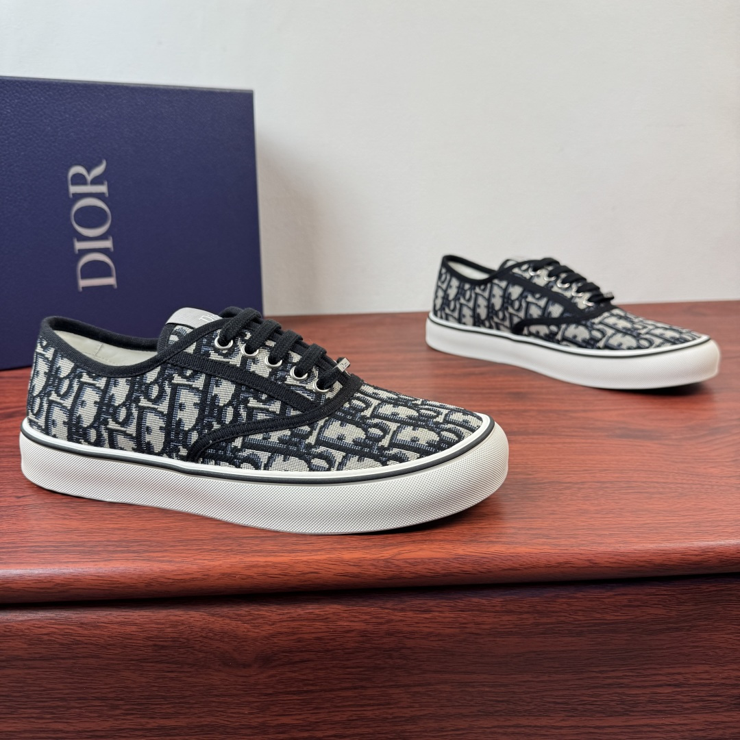 NO:834625,Dior/Dior Saltwind men's lace-up sneakers!  This Dior designed by Jonathan Anderson  Saltwind loafers are fashionable and chic, a new interpretation of the classic nautical style shoe. The retro shape, with round toe and grosgrain topstitching details, are unique, lightweight and comfortable. It is a new classic item of Dior. It can be matched with all kinds of men's styles, showing a fashionable and simple style. The upper material fabric is designed with tonal grosgrain details, low-cut loafers, tonal lace closure and metal lace accessories decorated with Dior logo, with elastic stitching cream white rubber sole, decorated with Dior logo patch  The TPU outsole is engraved with a cannage pattern splicing structure. The upper foot is simple and comfortable to help you travel easily. It comes with a complete set of packaging!  Size 39-40-41-42-43-44 leather shoe size (can be customized to 38.45) Item number KCX123 lace up white and black, dior, dior, sneakers19860909Dior/迪奥 Saltwind男士系带运动鞋 ！ 这款乔纳森.安德森(Jonathan Anderson)设计的Dior Saltwind便鞋时尚别致,全新演绎经典航海风鞋款.复古造型,搭配圆形鞋头和罗缎缉面线细节,别具一格,款式轻盈舒适,是Dior全新经典单品.可与各式男装造型搭配,彰显时尚简约的风范.帮面材质织物同色调罗缎细节低帮便鞋款式设计,同色调鞋带开合搭配饰以Dior标志的金属鞋带配件,搭配弹力拼接奶油白色橡胶鞋底,饰以Dior标志补丁 TPU外底镌刻有藤格纹图案拼接结构,上脚简约舒适助你轻松出行,配全套包装！ 尺码39-40-41-42-43-44皮鞋尺码（可定制38.45） 货号KCX123系带 白黑,,dior,dior,sneakers,Men's shoes