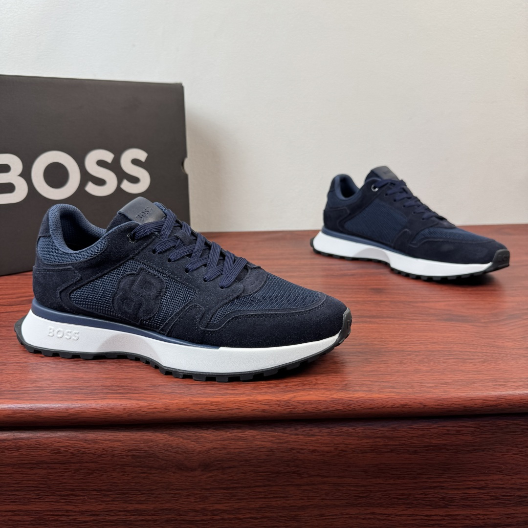 NO:833619,Batch BOSS/Bos new men's suede leather fabric sneakers!  This sneaker is made of soft suede cow leather spliced ​​fabric mesh upper, which is breathable and textured. It is embellished with double B letter embroidery on the side of the shoe and a three-color embroidered logo on the heel, highlighting its exquisite style. It is equipped with a cushioning EVA midsole and a concave and convex non-slip and wear-resistant rubber outsole, with fabric lining and foot pads. The style is simple and fashionable, and the color matching is versatile. It can be easily worn in casual or sports style!  Comes with full original packaging!  Size 39-40-41-42-43-44 Leather shoe size (can be customized to 45.46) Item number 50564185 Blue and white, sneakers, cowhide19860909批 BOSS/博斯 新款男士反绒皮革织物运动鞋 ！ 这款运动鞋采用柔软绒面牛皮革拼接织物网布鞋面,透气又有质感,鞋侧双 B字母绣边点缀,后跟饰以三色刺绣标识,彰显精致风格.搭配缓震EVA中底和凹凸纹防滑耐磨橡胶大底,织物内里垫脚.款式简约时尚,配色百搭,休闲或运动风都能轻松驾驭！配全套原包装！ 尺码39-40-41-42-43-44 皮鞋尺码（可定制 45 .46） 货号50564185 蓝白,,sneakers,cowhide,Men's shoes