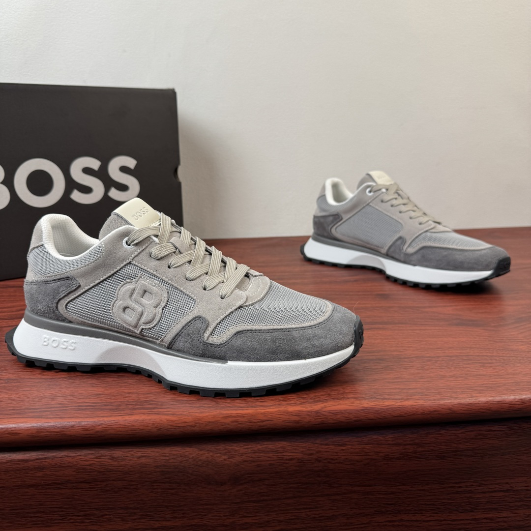 NO:833631,Batch BOSS/Bos new men's suede leather fabric sneakers!  This sneaker is made of soft suede cow leather spliced ​​fabric mesh upper, which is breathable and textured. It is embellished with double B letter embroidery on the side of the shoe and a three-color embroidered logo on the heel, highlighting its exquisite style. It is equipped with a cushioning EVA midsole and a concave and convex non-slip and wear-resistant rubber outsole, with fabric lining and foot pads. The style is simple and fashionable, and the color matching is versatile. It can be easily worn in casual or sports style!  Comes with full original packaging!  Size 39-40-41-42-43-44 Leather shoe size (can be customized to 45.46) Item number 50564185 light gray, sneakers, cowhide19860909批 BOSS/博斯 新款男士反绒皮革织物运动鞋 ！ 这款运动鞋采用柔软绒面牛皮革拼接织物网布鞋面,透气又有质感,鞋侧双 B字母绣边点缀,后跟饰以三色刺绣标识,彰显精致风格.搭配缓震EVA中底和凹凸纹防滑耐磨橡胶大底,织物内里垫脚.款式简约时尚,配色百搭,休闲或运动风都能轻松驾驭！配全套原包装！ 尺码39-40-41-42-43-44 皮鞋尺码（可定制 45 .46） 货号50564185 浅灰,,sneakers,cowhide,Men's shoes