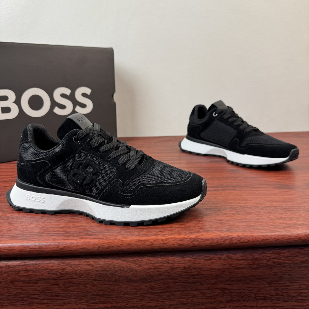 NO:833638,Batch BOSS/Bos new men's suede leather fabric sneakers!  This sneaker is made of soft suede cow leather spliced ​​fabric mesh upper, which is breathable and textured. It is embellished with double B letter embroidery on the side of the shoe and a three-color embroidered logo on the heel, highlighting its exquisite style. It is equipped with a cushioning EVA midsole and a concave and convex non-slip and wear-resistant rubber outsole, with fabric lining and foot pads. The style is simple and fashionable, and the color matching is versatile. It can be easily worn in casual or sports style!  Comes with full original packaging!  Size 39-40-41-42-43-44 Leather shoe size (can be customized to 45.46) Item No. 50564185 Black,,sneakers,cowhide19860909批 BOSS/博斯 新款男士反绒皮革织物运动鞋 ！ 这款运动鞋采用柔软绒面牛皮革拼接织物网布鞋面,透气又有质感,鞋侧双 B字母绣边点缀,后跟饰以三色刺绣标识,彰显精致风格.搭配缓震EVA中底和凹凸纹防滑耐磨橡胶大底,织物内里垫脚.款式简约时尚,配色百搭,休闲或运动风都能轻松驾驭！配全套原包装！ 尺码39-40-41-42-43-44 皮鞋尺码（可定制 45 .46） 货号50564185 黑色,,sneakers,cowhide,Men's shoes