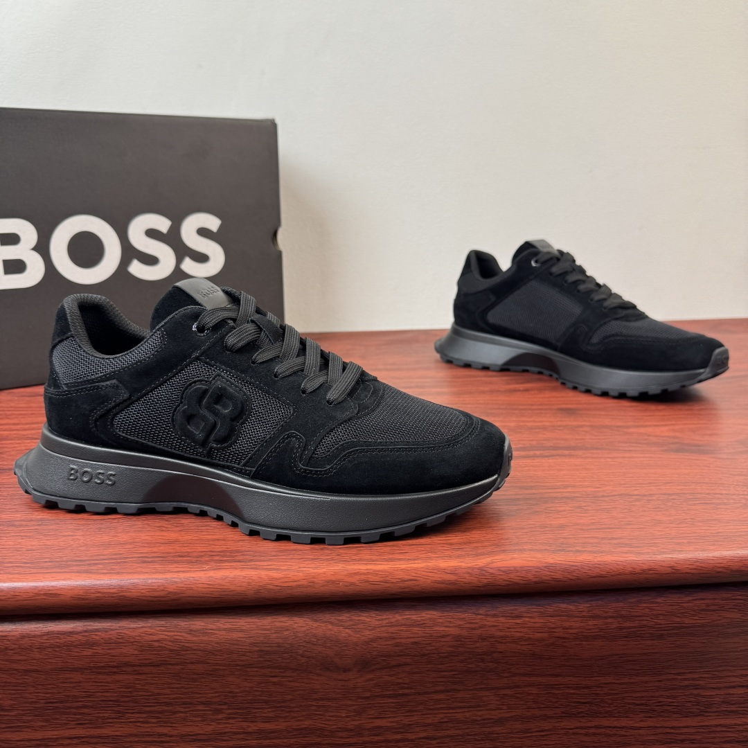 NO:833651,Batch BOSS/Bos new men's suede leather fabric sneakers!  This sneaker is made of soft suede cow leather spliced ​​fabric mesh upper, which is breathable and textured. It is embellished with double B letter embroidery on the side of the shoe and a three-color embroidered logo on the heel, highlighting its exquisite style. It is equipped with a cushioning EVA midsole and a concave and convex non-slip and wear-resistant rubber outsole, with fabric lining and foot pads. The style is simple and fashionable, and the color matching is versatile. It can be easily worn in casual or sports style!  Comes with full original packaging!  Size 39-40-41-42-43-44 Leather shoe size (can be customized 45.46) Item number 50564185 black,,sneakers,cowhide19860909批 BOSS/博斯 新款男士反绒皮革织物运动鞋 ！ 这款运动鞋采用柔软绒面牛皮革拼接织物网布鞋面,透气又有质感,鞋侧双 B字母绣边点缀,后跟饰以三色刺绣标识,彰显精致风格.搭配缓震EVA中底和凹凸纹防滑耐磨橡胶大底,织物内里垫脚.款式简约时尚,配色百搭,休闲或运动风都能轻松驾驭！配全套原包装！ 尺码39-40-41-42-43-44 皮鞋尺码（可定制 45 .46） 货号50564185黑色,,sneakers,cowhide,Men's shoes