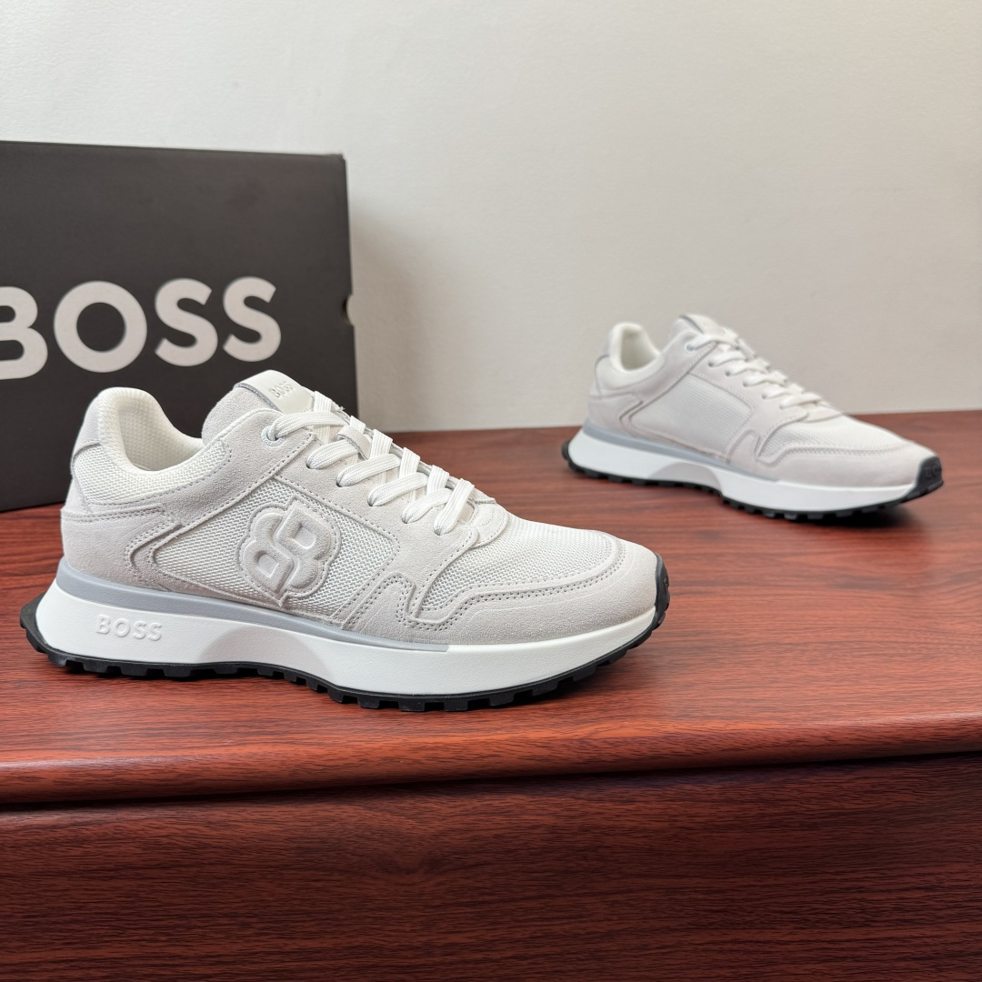 NO:833658,Batch BOSS/Bos new men's suede leather fabric sneakers!  This sneaker is made of soft suede cow leather spliced ​​fabric mesh upper, which is breathable and textured. It is embellished with double B letter embroidery on the side of the shoe and a three-color embroidered logo on the heel, highlighting its exquisite style. It is equipped with a cushioning EVA midsole and a concave and convex non-slip and wear-resistant rubber outsole, with fabric lining and foot pads. The style is simple and fashionable, and the color matching is versatile. It can be easily worn in casual or sports style!  Comes with full original packaging!  Size 39-40-41-42-43-44 Leather shoe size (can be customized 45.46) Item number 50564185 white,,sneakers,cowhide19860909批 BOSS/博斯 新款男士反绒皮革织物运动鞋 ！ 这款运动鞋采用柔软绒面牛皮革拼接织物网布鞋面,透气又有质感,鞋侧双 B字母绣边点缀,后跟饰以三色刺绣标识,彰显精致风格.搭配缓震EVA中底和凹凸纹防滑耐磨橡胶大底,织物内里垫脚.款式简约时尚,配色百搭,休闲或运动风都能轻松驾驭！配全套原包装！ 尺码39-40-41-42-43-44 皮鞋尺码（可定制 45 .46） 货号50564185 白色,,sneakers,cowhide,Men's shoes