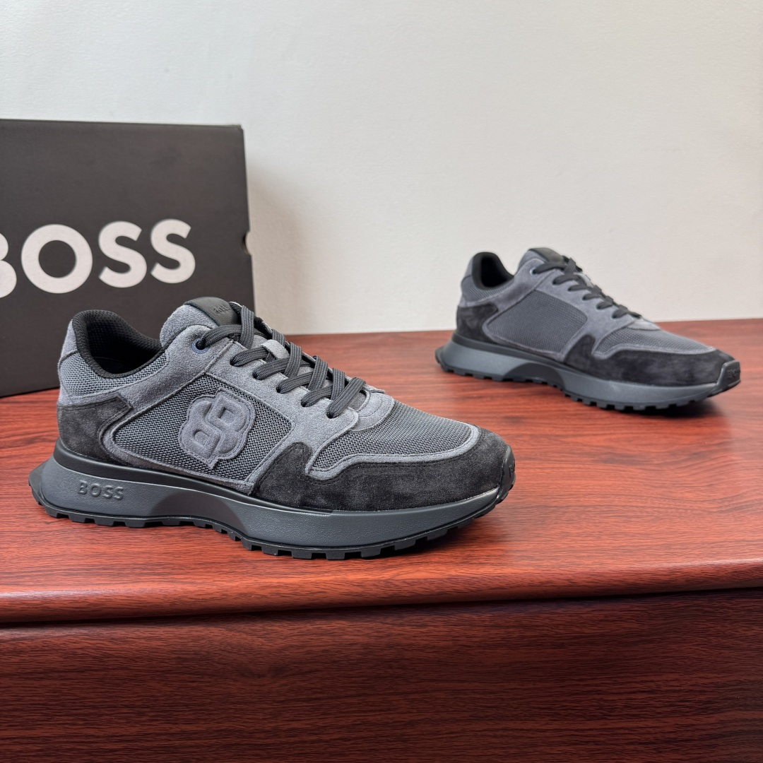 NO:833663,Batch BOSS/Bos new men's suede leather fabric sneakers!  This sneaker is made of soft suede cow leather spliced ​​fabric mesh upper, which is breathable and textured. It is embellished with double B letter embroidery on the side of the shoe and a three-color embroidered logo on the heel, highlighting its exquisite style. It is equipped with a cushioning EVA midsole and a concave and convex non-slip and wear-resistant rubber outsole, with fabric lining and foot pads. The style is simple and fashionable, and the color matching is versatile. It can be easily worn in casual or sports style!  Comes with full original packaging!  Size 39-40-41-42-43-44 Leather shoe size (can be customized to 45.46) Item number 50564185 Dark gray, sneakers, cowhide19860909批 BOSS/博斯 新款男士反绒皮革织物运动鞋 ！ 这款运动鞋采用柔软绒面牛皮革拼接织物网布鞋面,透气又有质感,鞋侧双 B字母绣边点缀,后跟饰以三色刺绣标识,彰显精致风格.搭配缓震EVA中底和凹凸纹防滑耐磨橡胶大底,织物内里垫脚.款式简约时尚,配色百搭,休闲或运动风都能轻松驾驭！配全套原包装！ 尺码39-40-41-42-43-44 皮鞋尺码（可定制 45 .46） 货号50564185 深灰,,sneakers,cowhide,Men's shoes