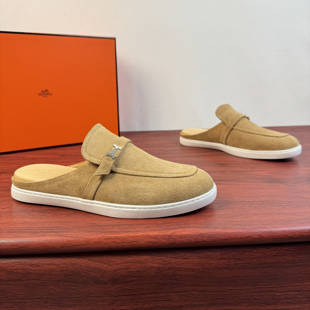 NO:833098,【Hermès】Hermès Mix Mules, new men’s half-slip shoes!  Select high-quality calfskin leather/sued calfskin leather, classic leather buckle straps of the same color and 'H' metal buckle decorative details. Covered stitching stitching upper, simple and light luxury style, focusing on creating a comfortable and modern style!  Full calfskin lining, elastic band opening and closing method, genuine leather foot layer, leather texture and texture, careful selection, craftsmanship, and plaid rubber soft sole, all of which are flexible and comfortable, wear-resistant and non-slip!  There are two styles of calfskin and suede, and multiple leather colors are available for interpretation. It is versatile and suitable for all needs in various scenes. It is a must-have style for men's shoe cabinets. It is highly recommended to buy it. It comes in a complete package!  Size 39-40-41-42-43-44 leather shoe size (can be customized to 38.45.46) Item number suede apricot, hermes, hermes, cowhide19860909【Hermès】爱马仕 Mix穆勒鞋 新款男士半拖！ 甄选优质小牛皮皮革/反绒小牛皮皮革,经典同色皮革扣带装饰 “H”金属扣装饰细节.封盖式样缝合拼接鞋面,简约轻奢风格,注重打造舒适现代风格！全小牛皮内里,松紧带开合方式,真皮垫脚层,皮料质感纹路看细节,精心挑选,匠心工艺,搭配格纹橡胶软底,皆顾柔韧舒适,耐磨防滑！ 小牛皮与反绒皮两种曲风,多重皮革颜色尽情演绎,百搭于各类场景所有需求,男士鞋橱必备款式,强烈推荐入手,全套包装！ 尺码39-40-41-42-43-44皮鞋尺码（可定制38.45.46） 货号反绒 杏色,,hermes,hermes,cowhide,Men's shoes