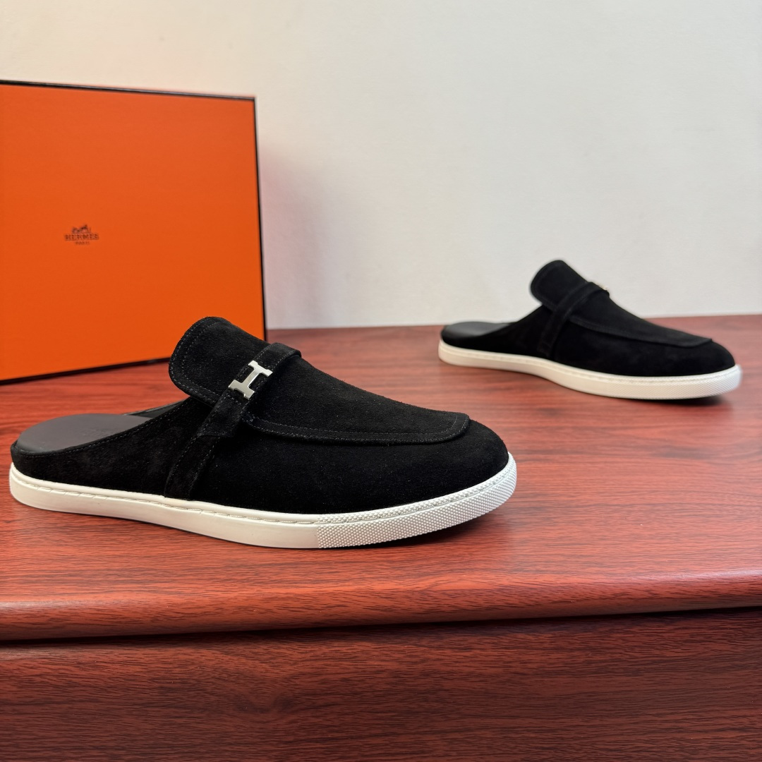 NO:833105,【Hermès】Hermès Mix Mules, new men’s half-slip shoes!  Select high-quality calfskin leather/sued calfskin leather, classic leather buckle straps of the same color and 'H' metal buckle decorative details. Covered stitching stitching upper, simple and light luxury style, focusing on creating a comfortable and modern style!  Full calfskin lining, elastic band opening and closing method, genuine leather foot layer, leather texture and texture, careful selection, craftsmanship, and plaid rubber soft sole, all of which are flexible and comfortable, wear-resistant and non-slip!  There are two styles of calfskin and suede, and multiple leather colors are available for interpretation. It is versatile and suitable for all needs in various scenes. It is a must-have style for men's shoe cabinets. It is highly recommended to buy it. It comes in a complete package!  Size 39-40-41-42-43-44 leather shoe size (38.45.46 can be customized) Item number suede black, hermes, hermes, cowhide19860909【Hermès】爱马仕 Mix穆勒鞋 新款男士半拖！ 甄选优质小牛皮皮革/反绒小牛皮皮革,经典同色皮革扣带装饰 “H”金属扣装饰细节.封盖式样缝合拼接鞋面,简约轻奢风格,注重打造舒适现代风格！全小牛皮内里,松紧带开合方式,真皮垫脚层,皮料质感纹路看细节,精心挑选,匠心工艺,搭配格纹橡胶软底,皆顾柔韧舒适,耐磨防滑！ 小牛皮与反绒皮两种曲风,多重皮革颜色尽情演绎,百搭于各类场景所有需求,男士鞋橱必备款式,强烈推荐入手,全套包装！ 尺码39-40-41-42-43-44皮鞋尺码（可定制38.45.46） 货号反绒 黑色,,hermes,hermes,cowhide,Men's shoes