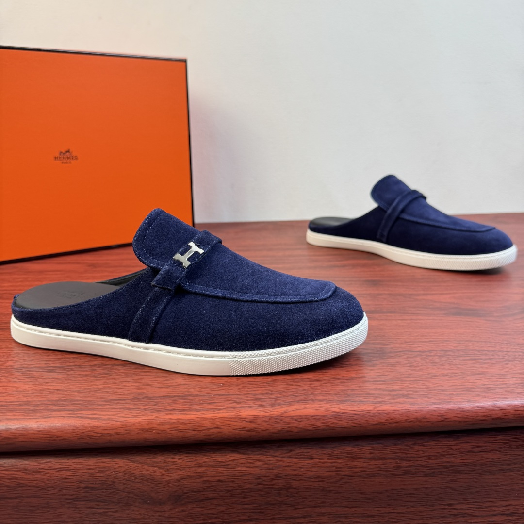 NO:833113,【Hermès】Hermès Mix Mules, new men’s half-slip shoes!  Select high-quality calfskin leather/sued calfskin leather, classic leather buckle straps of the same color and 'H' metal buckle decorative details. Covered stitching stitching upper, simple and light luxury style, focusing on creating a comfortable and modern style!  Full calfskin lining, elastic band opening and closing method, genuine leather foot layer, leather texture and texture, careful selection, craftsmanship, and plaid rubber soft sole, all of which are flexible and comfortable, wear-resistant and non-slip!  There are two styles of calfskin and suede, and multiple leather colors are available for interpretation. It is versatile and suitable for all needs in various scenes. It is a must-have style for men's shoe cabinets. It is highly recommended to buy it. It comes in a complete package!  Size 39-40-41-42-43-44 leather shoe size (38.45.46 can be customized) Item number suede blue, hermes, hermes, cowhide19860909【Hermès】爱马仕 Mix穆勒鞋 新款男士半拖！ 甄选优质小牛皮皮革/反绒小牛皮皮革,经典同色皮革扣带装饰 “H”金属扣装饰细节.封盖式样缝合拼接鞋面,简约轻奢风格,注重打造舒适现代风格！全小牛皮内里,松紧带开合方式,真皮垫脚层,皮料质感纹路看细节,精心挑选,匠心工艺,搭配格纹橡胶软底,皆顾柔韧舒适,耐磨防滑！ 小牛皮与反绒皮两种曲风,多重皮革颜色尽情演绎,百搭于各类场景所有需求,男士鞋橱必备款式,强烈推荐入手,全套包装！ 尺码39-40-41-42-43-44皮鞋尺码（可定制38.45.46） 货号反绒 蓝色,,hermes,hermes,cowhide,Men's shoes