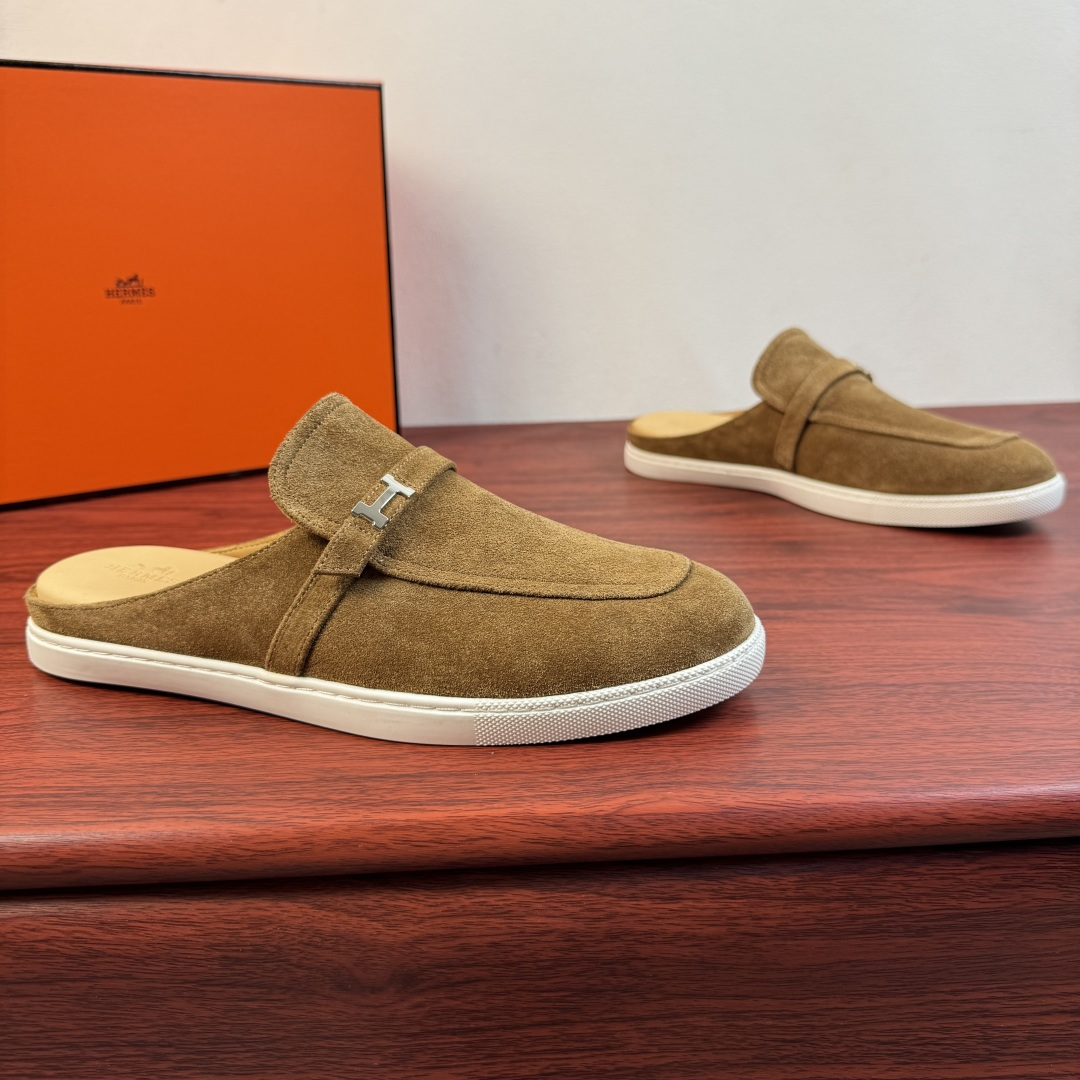 NO:833120,【Hermès】Hermès Mix Mules, new men’s half-slip shoes!  Select high-quality calfskin leather/sued calfskin leather, classic leather buckle straps of the same color and 'H' metal buckle decorative details. Covered stitching stitching upper, simple and light luxury style, focusing on creating a comfortable and modern style!  Full calfskin lining, elastic band opening and closing method, genuine leather foot layer, leather texture and texture, careful selection, craftsmanship, and plaid rubber soft sole, all of which are flexible and comfortable, wear-resistant and non-slip!  There are two styles of calfskin and suede, and multiple leather colors are available for interpretation. It is versatile and suitable for all needs in various scenes. It is a must-have style for men's shoe cabinets. It is highly recommended to buy it. It comes in a complete package!  Size 39-40-41-42-43-44 leather shoe size (38.45.46 can be customized) Item number suede yellow brown, hermes, hermes, cowhide19860909【Hermès】爱马仕 Mix穆勒鞋 新款男士半拖！ 甄选优质小牛皮皮革/反绒小牛皮皮革,经典同色皮革扣带装饰 “H”金属扣装饰细节.封盖式样缝合拼接鞋面,简约轻奢风格,注重打造舒适现代风格！全小牛皮内里,松紧带开合方式,真皮垫脚层,皮料质感纹路看细节,精心挑选,匠心工艺,搭配格纹橡胶软底,皆顾柔韧舒适,耐磨防滑！ 小牛皮与反绒皮两种曲风,多重皮革颜色尽情演绎,百搭于各类场景所有需求,男士鞋橱必备款式,强烈推荐入手,全套包装！ 尺码39-40-41-42-43-44皮鞋尺码（可定制38.45.46） 货号反绒 黄棕,,hermes,hermes,cowhide,Men's shoes