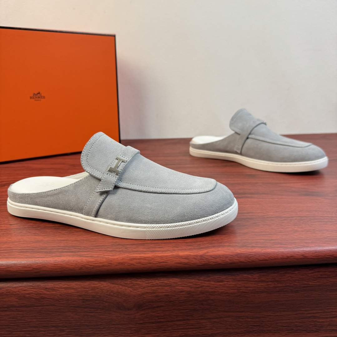 NO:833126,【Hermès】Hermès Mix Mules, new men’s half-slip shoes!  Select high-quality calfskin leather/sued calfskin leather, classic leather buckle straps of the same color and 'H' metal buckle decorative details. Covered stitching stitching upper, simple and light luxury style, focusing on creating a comfortable and modern style!  Full calfskin lining, elastic band opening and closing method, genuine leather foot layer, leather texture and texture, careful selection, craftsmanship, and plaid rubber soft sole, all of which are flexible and comfortable, wear-resistant and non-slip!  There are two styles of calfskin and suede, and multiple leather colors are available for interpretation. It is versatile and suitable for all needs in various scenes. It is a must-have style for men's shoe cabinets. It is highly recommended to buy it. It comes in a complete package!  Size 39-40-41-42-43-44 leather shoe size (38.45.46 can be customized) Item number suede gray, hermes, hermes, cowhide19860909【Hermès】爱马仕 Mix穆勒鞋 新款男士半拖！ 甄选优质小牛皮皮革/反绒小牛皮皮革,经典同色皮革扣带装饰 “H”金属扣装饰细节.封盖式样缝合拼接鞋面,简约轻奢风格,注重打造舒适现代风格！全小牛皮内里,松紧带开合方式,真皮垫脚层,皮料质感纹路看细节,精心挑选,匠心工艺,搭配格纹橡胶软底,皆顾柔韧舒适,耐磨防滑！ 小牛皮与反绒皮两种曲风,多重皮革颜色尽情演绎,百搭于各类场景所有需求,男士鞋橱必备款式,强烈推荐入手,全套包装！ 尺码39-40-41-42-43-44皮鞋尺码（可定制38.45.46） 货号反绒 灰色,,hermes,hermes,cowhide,Men's shoes