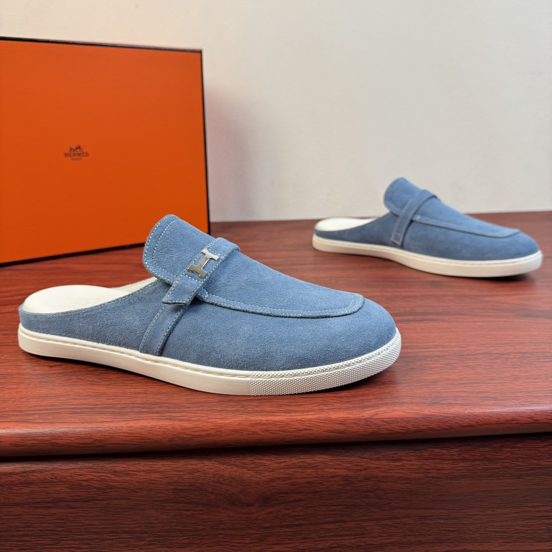 NO:833132,【Hermès】Hermès Mix Mules, new men’s half-slip shoes!  Select high-quality calfskin leather/sued calfskin leather, classic leather buckle straps of the same color and 'H' metal buckle decorative details. Covered stitching stitching upper, simple and light luxury style, focusing on creating a comfortable and modern style!  Full calfskin lining, elastic band opening and closing method, genuine leather foot layer, leather texture and texture, careful selection, craftsmanship, and plaid rubber soft sole, all of which are flexible and comfortable, wear-resistant and non-slip!  There are two styles of calfskin and suede, and multiple leather colors are available for interpretation. It is versatile and suitable for all needs in various scenes. It is a must-have style for men's shoe cabinets. It is highly recommended to buy it. It comes in a complete package!  Size 39-40-41-42-43-44 leather shoe size (can be customized to 38.45.46) Item number suede light blue, hermes, hermes, cowhide19860909【Hermès】爱马仕 Mix穆勒鞋 新款男士半拖！ 甄选优质小牛皮皮革/反绒小牛皮皮革,经典同色皮革扣带装饰 “H”金属扣装饰细节.封盖式样缝合拼接鞋面,简约轻奢风格,注重打造舒适现代风格！全小牛皮内里,松紧带开合方式,真皮垫脚层,皮料质感纹路看细节,精心挑选,匠心工艺,搭配格纹橡胶软底,皆顾柔韧舒适,耐磨防滑！ 小牛皮与反绒皮两种曲风,多重皮革颜色尽情演绎,百搭于各类场景所有需求,男士鞋橱必备款式,强烈推荐入手,全套包装！ 尺码39-40-41-42-43-44皮鞋尺码（可定制38.45.46） 货号反绒 浅蓝,,hermes,hermes,cowhide,Men's shoes