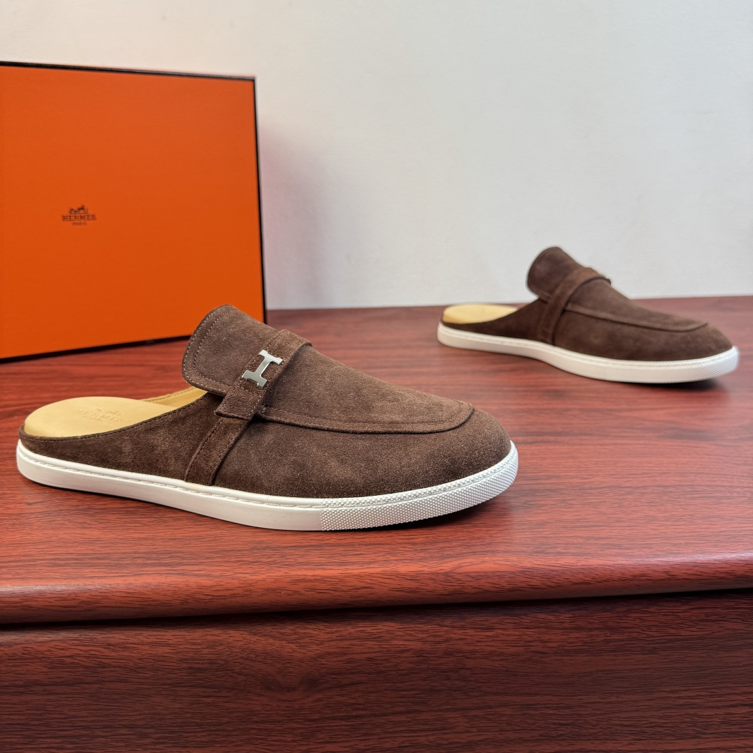 NO:833141,【Hermès】Hermès Mix Mules, new men’s half-slip shoes!  Select high-quality calfskin leather/sued calfskin leather, classic leather buckle straps of the same color and 'H' metal buckle decorative details. Covered stitching stitching upper, simple and light luxury style, focusing on creating a comfortable and modern style!  Full calfskin lining, elastic band opening and closing method, genuine leather foot layer, leather texture and texture, careful selection, craftsmanship, and plaid rubber soft sole, all of which are flexible and comfortable, wear-resistant and non-slip!  There are two styles of calfskin and suede, and multiple leather colors are available for interpretation. It is versatile and suitable for all needs in various scenes. It is a must-have style for men's shoe cabinets. It is highly recommended to buy it. It comes in a complete package!  Size 39-40-41-42-43-44 leather shoe size (can be customized to 38.45.46) Item number suede coffee color, hermes, hermes, cowhide19860909【Hermès】爱马仕 Mix穆勒鞋 新款男士半拖！ 甄选优质小牛皮皮革/反绒小牛皮皮革,经典同色皮革扣带装饰 “H”金属扣装饰细节.封盖式样缝合拼接鞋面,简约轻奢风格,注重打造舒适现代风格！全小牛皮内里,松紧带开合方式,真皮垫脚层,皮料质感纹路看细节,精心挑选,匠心工艺,搭配格纹橡胶软底,皆顾柔韧舒适,耐磨防滑！ 小牛皮与反绒皮两种曲风,多重皮革颜色尽情演绎,百搭于各类场景所有需求,男士鞋橱必备款式,强烈推荐入手,全套包装！ 尺码39-40-41-42-43-44皮鞋尺码（可定制38.45.46） 货号反绒 咖色,,hermes,hermes,cowhide,Men's shoes