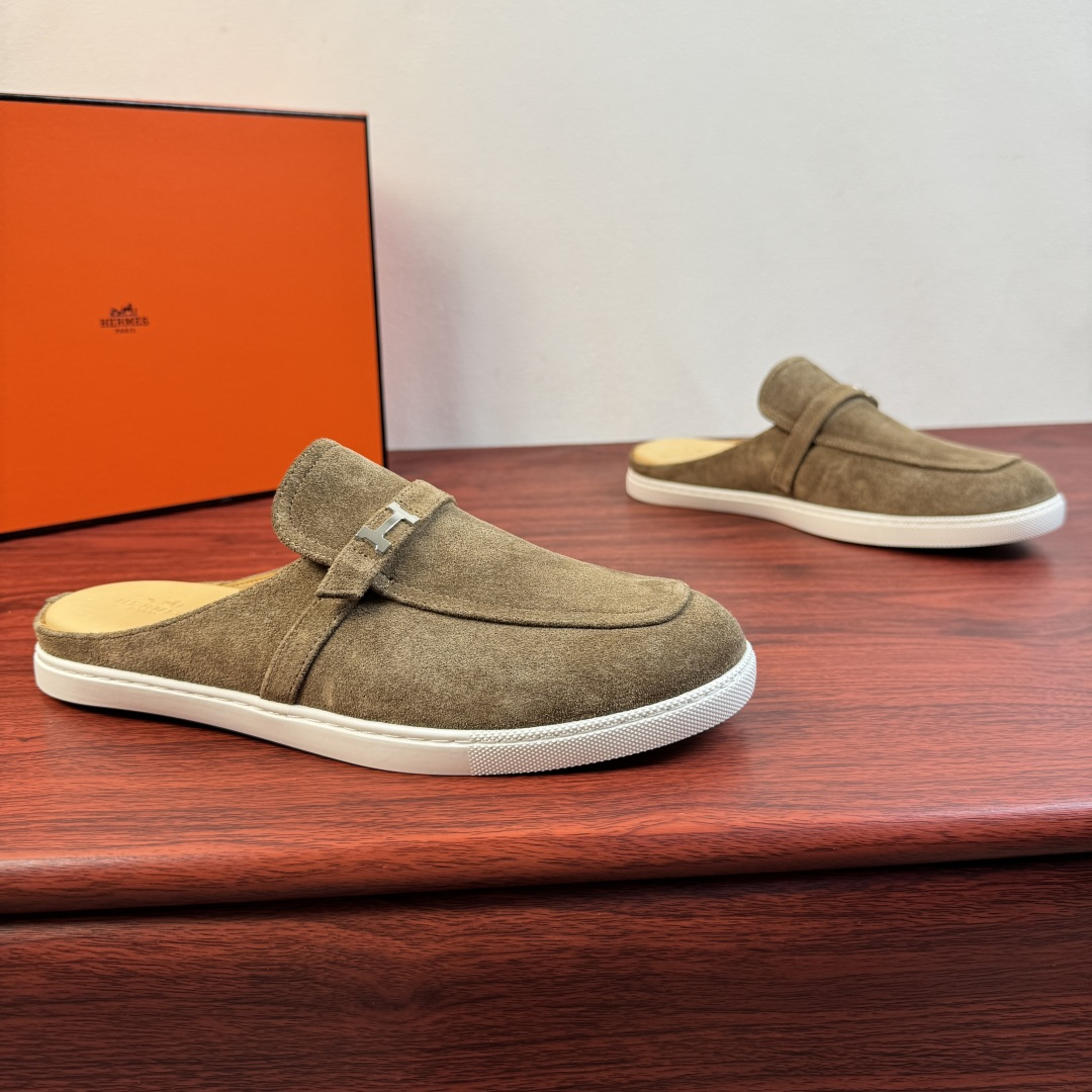 NO:833150,【Hermès】Hermès Mix Mules, new men’s half-slip shoes!  Select high-quality calfskin leather/sued calfskin leather, classic leather buckle straps of the same color and 'H' metal buckle decorative details. Covered stitching stitching upper, simple and light luxury style, focusing on creating a comfortable and modern style!  Full calfskin lining, elastic band opening and closing method, genuine leather foot layer, leather texture and texture, careful selection, craftsmanship, and plaid rubber soft sole, all of which are flexible and comfortable, wear-resistant and non-slip!  There are two styles of calfskin and suede, and multiple leather colors are available for interpretation. It is versatile and suitable for all needs in various scenes. It is a must-have style for men's shoe cabinets. It is highly recommended to buy it. It comes in a complete package!  Size 39-40-41-42-43-44 leather shoe size (can be customized to 38.45.46) Item number suede khaki, hermes, hermes, cowhide19860909【Hermès】爱马仕 Mix穆勒鞋 新款男士半拖！ 甄选优质小牛皮皮革/反绒小牛皮皮革,经典同色皮革扣带装饰 “H”金属扣装饰细节.封盖式样缝合拼接鞋面,简约轻奢风格,注重打造舒适现代风格！全小牛皮内里,松紧带开合方式,真皮垫脚层,皮料质感纹路看细节,精心挑选,匠心工艺,搭配格纹橡胶软底,皆顾柔韧舒适,耐磨防滑！ 小牛皮与反绒皮两种曲风,多重皮革颜色尽情演绎,百搭于各类场景所有需求,男士鞋橱必备款式,强烈推荐入手,全套包装！ 尺码39-40-41-42-43-44皮鞋尺码（可定制38.45.46） 货号反绒 卡其,,hermes,hermes,cowhide,Men's shoes