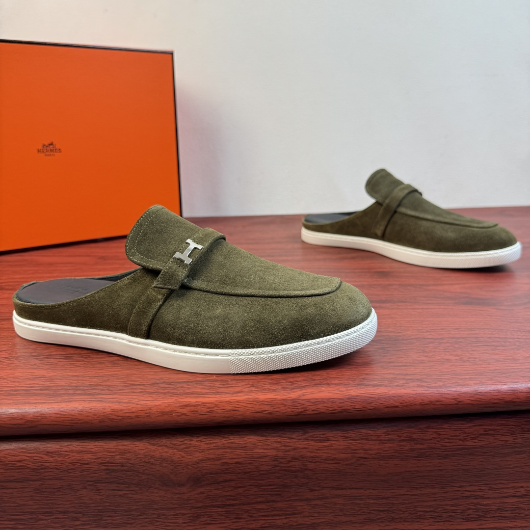 NO:833159,【Hermès】Hermès Mix Mules, new men’s half-slip shoes!  Select high-quality calfskin leather/sued calfskin leather, classic leather buckle straps of the same color and 'H' metal buckle decorative details. Covered stitching stitching upper, simple and light luxury style, focusing on creating a comfortable and modern style!  Full calfskin lining, elastic band opening and closing method, genuine leather foot layer, leather texture and texture, careful selection, craftsmanship, and plaid rubber soft sole, all of which are flexible and comfortable, wear-resistant and non-slip!  There are two styles of calfskin and suede, and multiple leather colors are available for interpretation. It is versatile and suitable for all needs in various scenes. It is a must-have style for men's shoe cabinets. It is highly recommended to buy it. It comes in a complete package!  Size 39-40-41-42-43-44 leather shoe size (can be customized to 38.45.46) Item number suede military green, hermes, hermes, cowhide19860909【Hermès】爱马仕 Mix穆勒鞋 新款男士半拖！ 甄选优质小牛皮皮革/反绒小牛皮皮革,经典同色皮革扣带装饰 “H”金属扣装饰细节.封盖式样缝合拼接鞋面,简约轻奢风格,注重打造舒适现代风格！全小牛皮内里,松紧带开合方式,真皮垫脚层,皮料质感纹路看细节,精心挑选,匠心工艺,搭配格纹橡胶软底,皆顾柔韧舒适,耐磨防滑！ 小牛皮与反绒皮两种曲风,多重皮革颜色尽情演绎,百搭于各类场景所有需求,男士鞋橱必备款式,强烈推荐入手,全套包装！ 尺码39-40-41-42-43-44皮鞋尺码（可定制38.45.46） 货号反绒 军绿,,hermes,hermes,cowhide,Men's shoes