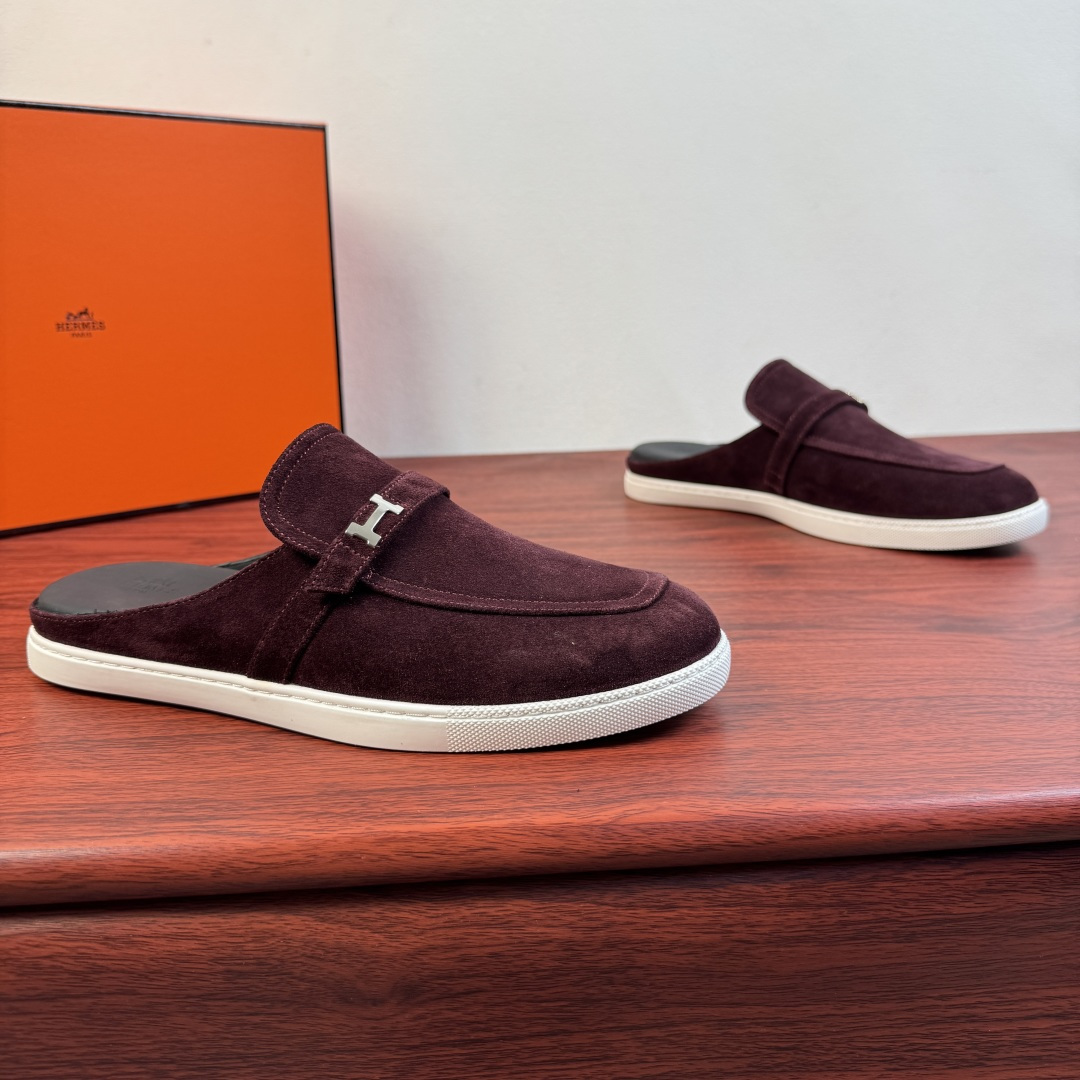 NO:833167,【Hermès】Hermès Mix Mules, new men’s half-slip shoes!  Select high-quality calfskin leather/sued calfskin leather, classic leather buckle straps of the same color and 'H' metal buckle decorative details. Covered stitching stitching upper, simple and light luxury style, focusing on creating a comfortable and modern style!  Full calfskin lining, elastic band opening and closing method, genuine leather foot layer, leather texture and texture, careful selection, craftsmanship, and plaid rubber soft sole, all of which are flexible and comfortable, wear-resistant and non-slip!  There are two styles of calfskin and suede, and multiple leather colors are available for interpretation. It is versatile and suitable for all needs in various scenes. It is a must-have style for men's shoe cabinets. It is highly recommended to buy it. It comes in a complete package!  Size 39-40-41-42-43-44 leather shoe size (can be customized to 38.45.46) Item number suede burgundy, hermes, hermes, cowhide19860909【Hermès】爱马仕 Mix穆勒鞋 新款男士半拖！ 甄选优质小牛皮皮革/反绒小牛皮皮革,经典同色皮革扣带装饰 “H”金属扣装饰细节.封盖式样缝合拼接鞋面,简约轻奢风格,注重打造舒适现代风格！全小牛皮内里,松紧带开合方式,真皮垫脚层,皮料质感纹路看细节,精心挑选,匠心工艺,搭配格纹橡胶软底,皆顾柔韧舒适,耐磨防滑！ 小牛皮与反绒皮两种曲风,多重皮革颜色尽情演绎,百搭于各类场景所有需求,男士鞋橱必备款式,强烈推荐入手,全套包装！ 尺码39-40-41-42-43-44皮鞋尺码（可定制38.45.46） 货号反绒 酒红,,hermes,hermes,cowhide,Men's shoes